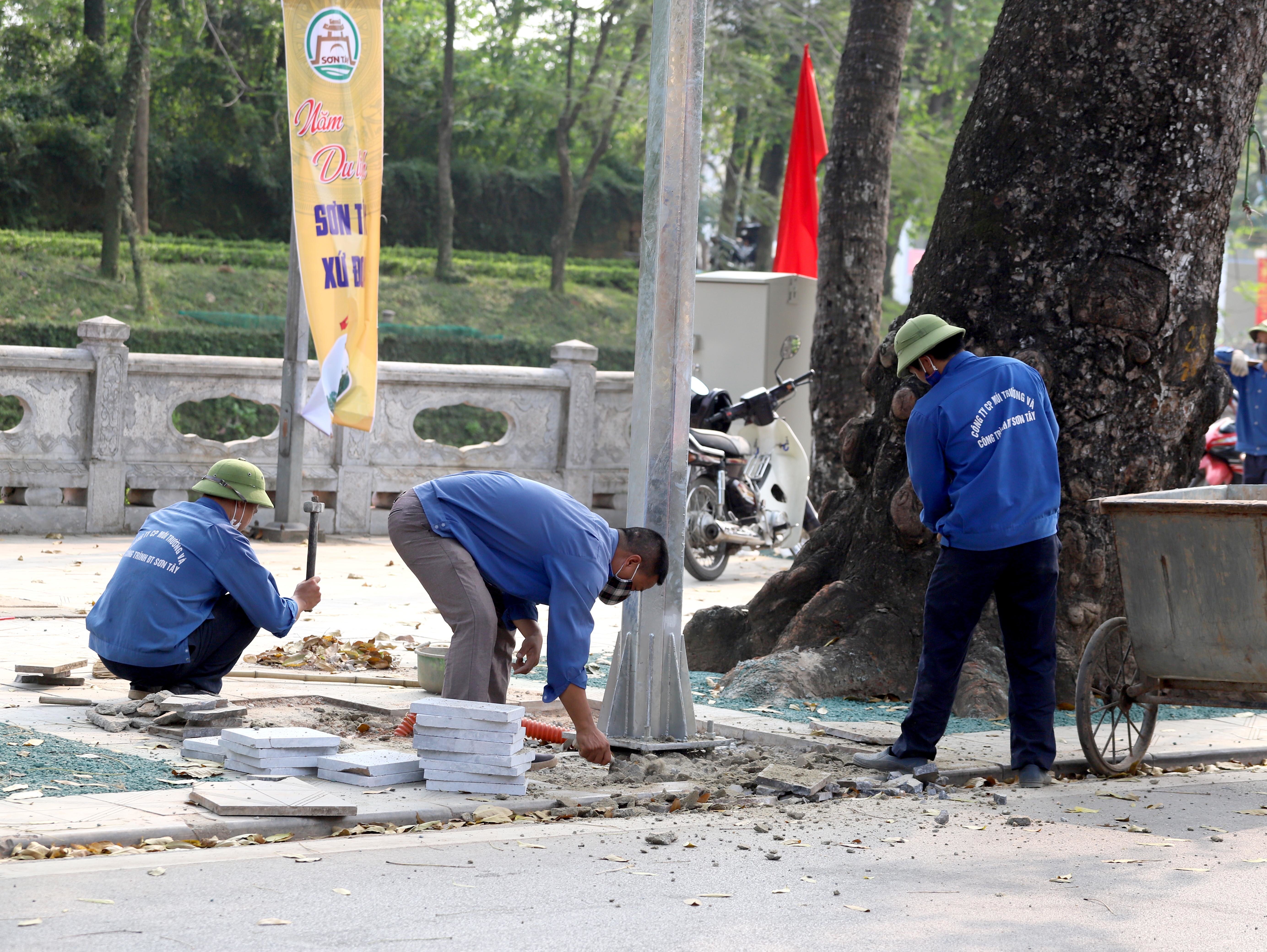Hiện tại cơ quan chức năng đang tiến h&agrave;nh sửa chữa, ho&agrave;n thiện những hạng mục cuối c&ugrave;ng để sẵn s&agrave;ng đ&oacute;n những du kh&aacute;ch đầu ti&ecirc;n đến với phố đi bộ Sơn T&acirc;y.