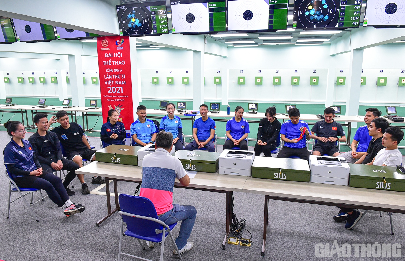 Cuối buổi tập, to&agrave;n đội sẽ nghe ban huấn luyện r&uacute;t kinh nghiệm.