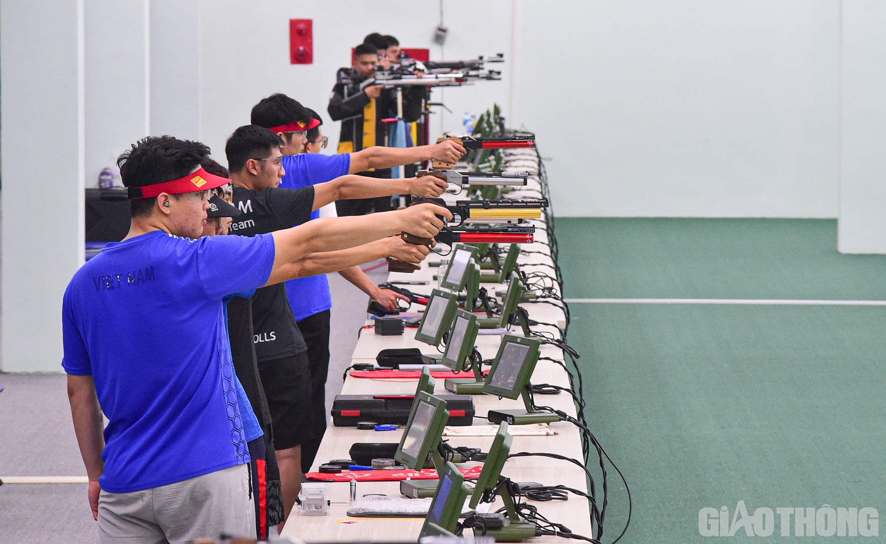 Hiện tại, c&aacute;c xạ thủ đang miệt m&agrave;i luyện tập trong giai đoạn "nước r&uacute;t".