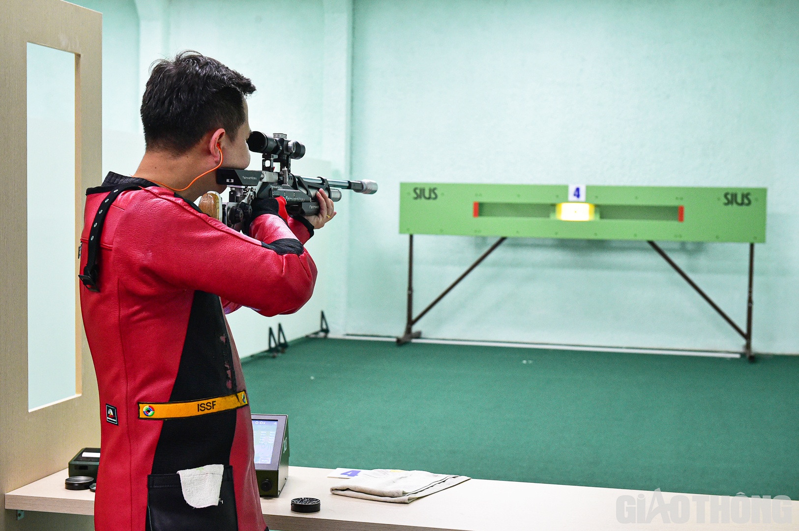 Ở SEA Games 30, bắn s&uacute;ng Việt Nam đ&atilde; kh&ocirc;ng c&oacute; được tấm HCV n&agrave;o, v&igrave; vậy việc được thi đấu tr&ecirc;n s&acirc;n nh&agrave; tại trường bắn hiện đại sẽ tạo động lực để c&aacute;c vận động vi&ecirc;n thi đấu đạt th&agrave;nh t&iacute;ch cao nhất (trong ảnh: Xạ thủ luyện tập nội dung 10m s&uacute;ng trường hơi di động).