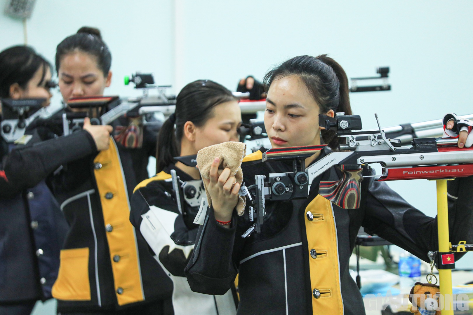 "Hiện tại, em v&agrave; đồng đội đang cố gắng tập luyện kỹ năng chuy&ecirc;n m&ocirc;n, duy tr&igrave; tư thế bắn v&agrave; giữ được t&acirc;m l&yacute; ổn định để gi&agrave;nh được th&agrave;nh t&iacute;ch tốt nhất c&oacute; thể", Thanh Thảo chia sẻ.