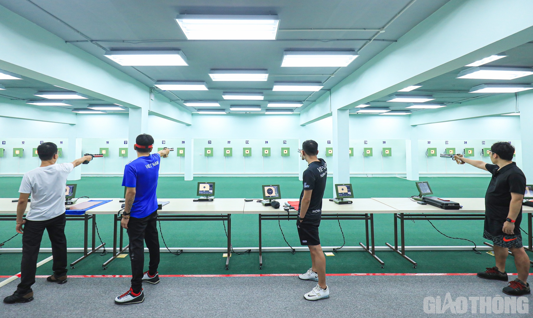 Đội tuyển bắn s&uacute;ng Việt Nam tham dự SEA Games 31 với 31 vận động vi&ecirc;n. Đ&aacute;ng ch&uacute; &yacute;, xạ thủ v&ocirc; địch Olympic Ho&agrave;ng Xu&acirc;n Vinh đ&atilde; chuyển sang l&agrave;m c&ocirc;ng t&aacute;c huấn luyện.