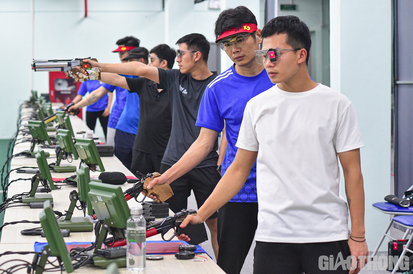 Khi tập luyện, trước mặt mỗi vận động vi&ecirc;n sẽ l&agrave; một bảng điện tử để họ c&oacute; thể theo d&otilde;i một c&aacute;ch ch&iacute;nh x&aacute;c điểm số của m&igrave;nh.