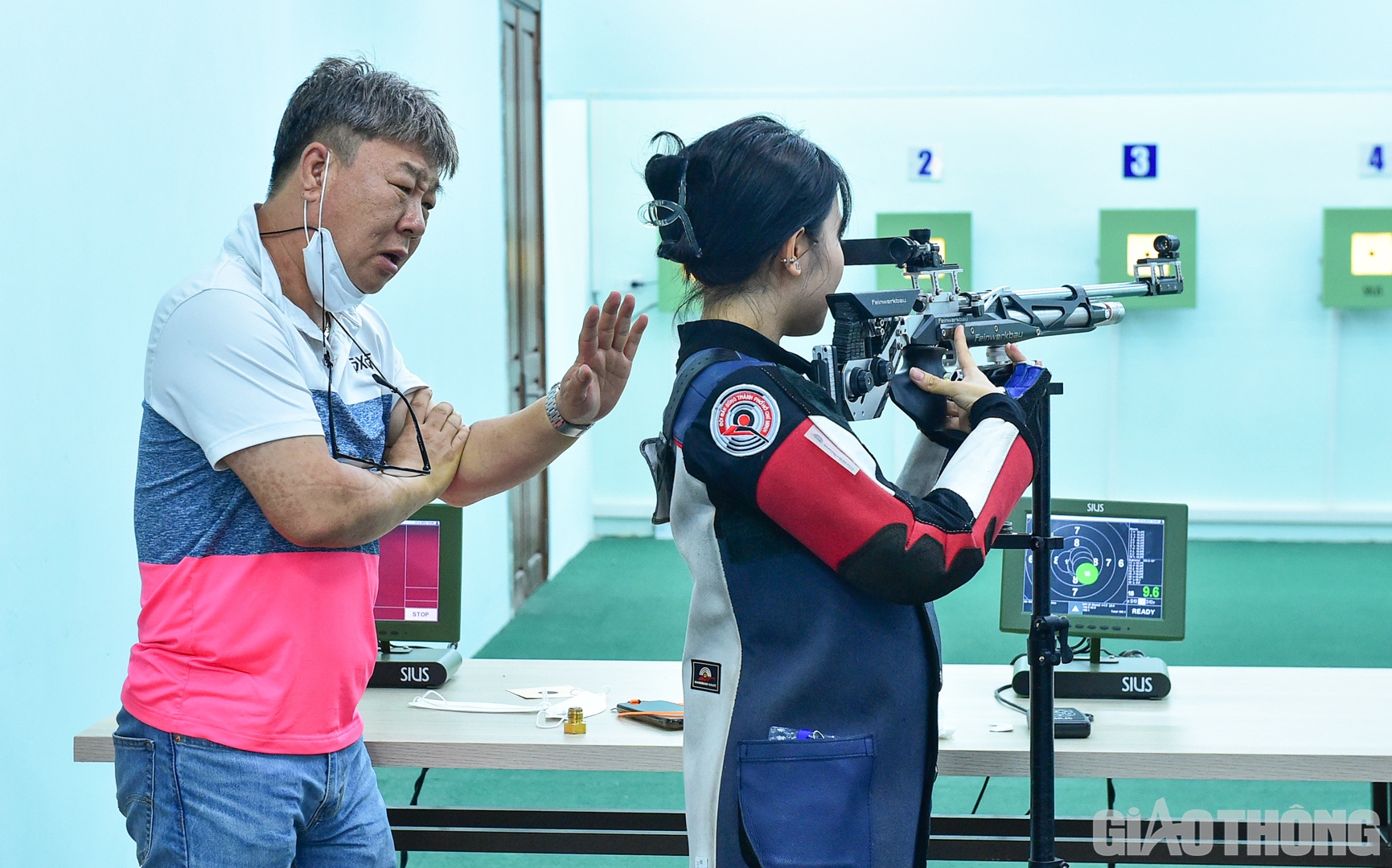 Huấn luyện vi&ecirc;n chăm ch&uacute; quan s&aacute;t v&agrave; li&ecirc;n tục c&oacute; những chỉ đạo để điều chỉnh kỹ thuật trong b&agrave;i bắn của xạ thủ.