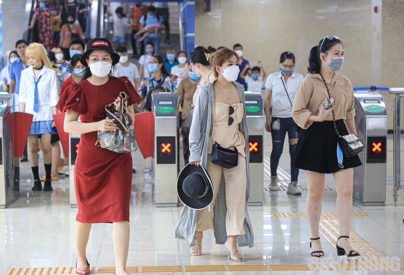 "Ch&uacute;ng t&ocirc;i đ&atilde; chuẩn bị c&aacute;c phương &aacute;n phục vụ h&agrave;nh kh&aacute;ch tốt nhất, trong đ&oacute; đ&atilde; đặc biệt chủ động dự ph&ograve;ng trường hợp qu&aacute; tải khi nhu cầu của h&agrave;nh kh&aacute;ch tăng cao", l&atilde;nh đạo Hanoi Metro khẳng định.