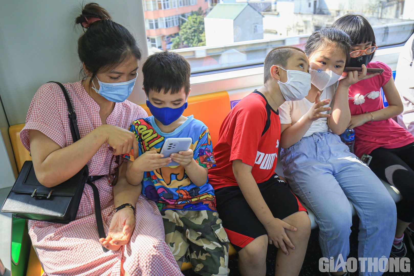 Chị Nguyễn Thị M&ugrave;i (quận Đống Đa) chia sẻ: "Do c&ocirc;ng việc bận bịu n&ecirc;n t&ocirc;i chưa c&oacute; dịp đưa c&aacute;c con đi t&agrave;u điện tr&ecirc;n cao. Nh&acirc;n dịp nghỉ lễ n&agrave;y, thay v&igrave; đi du lịch xa, cả gia đ&igrave;nh đ&atilde; quyết định l&agrave;m một "tour" từ C&aacute;t Linh đến Y&ecirc;n Nghĩa".