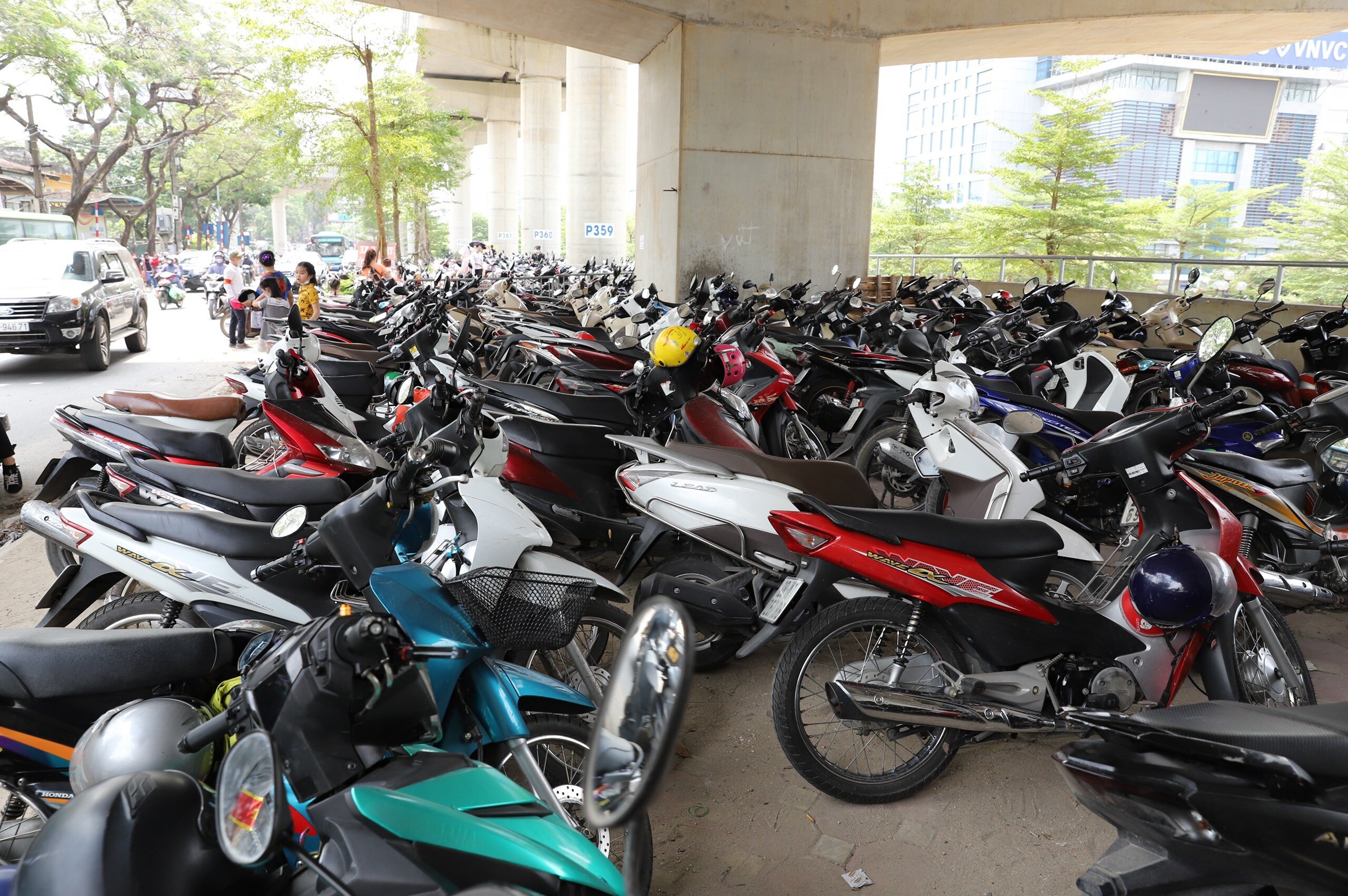 Khu vực gửi xe m&aacute;y của kh&aacute;ch v&agrave;o C&ocirc;ng vi&ecirc;n cũng trong t&igrave;nh trạng chật k&iacute;n.