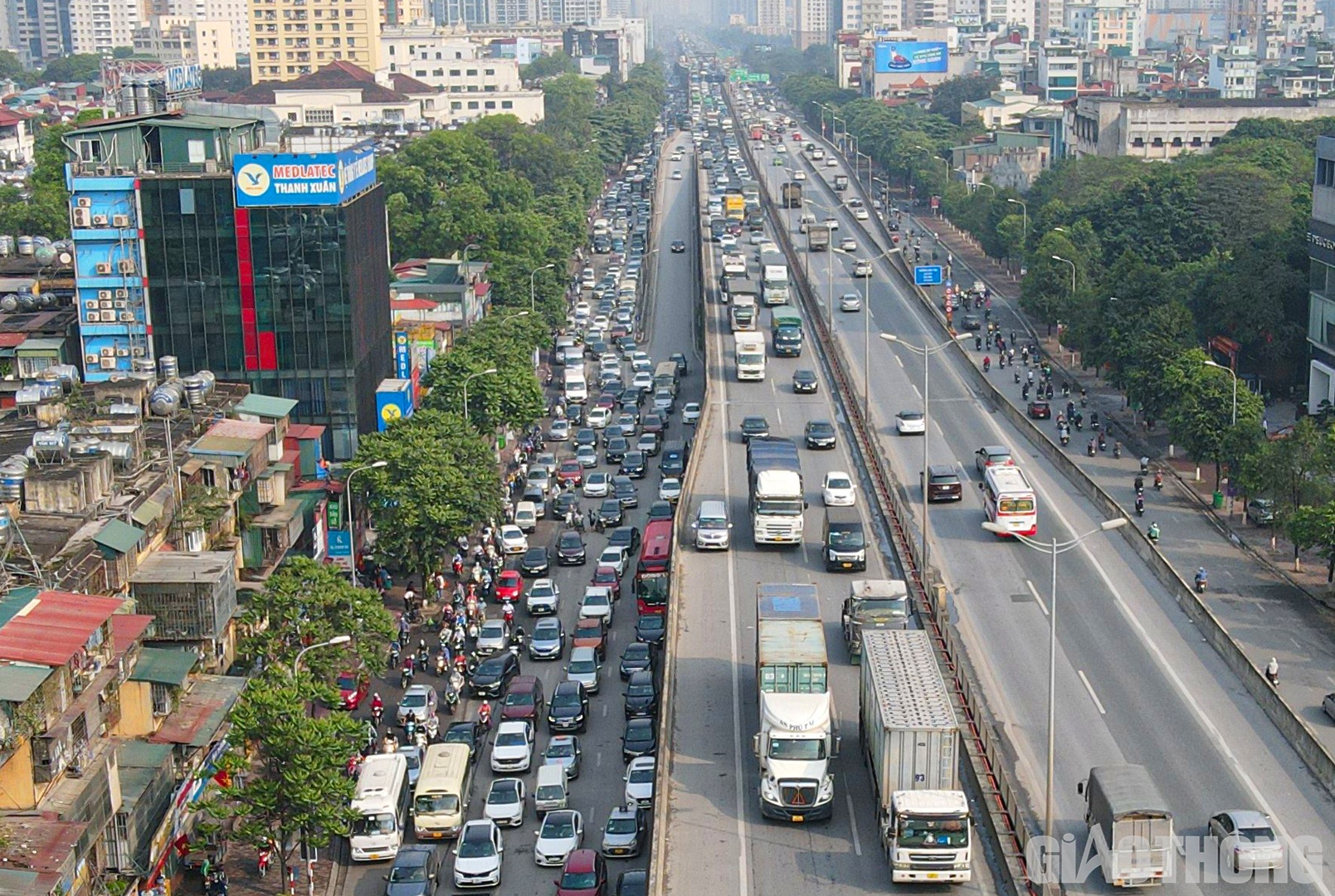Ghi nhận của PV B&aacute;o Giao th&ocirc;ng trong s&aacute;ng nay (30/4), ngay từ sớm h&agrave;ng ngh&igrave;n phương tiện di chuyển c&ugrave;ng thời điểm tr&ecirc;n trục đường V&agrave;nh Đai 3 - Khuất Duy Tiến.