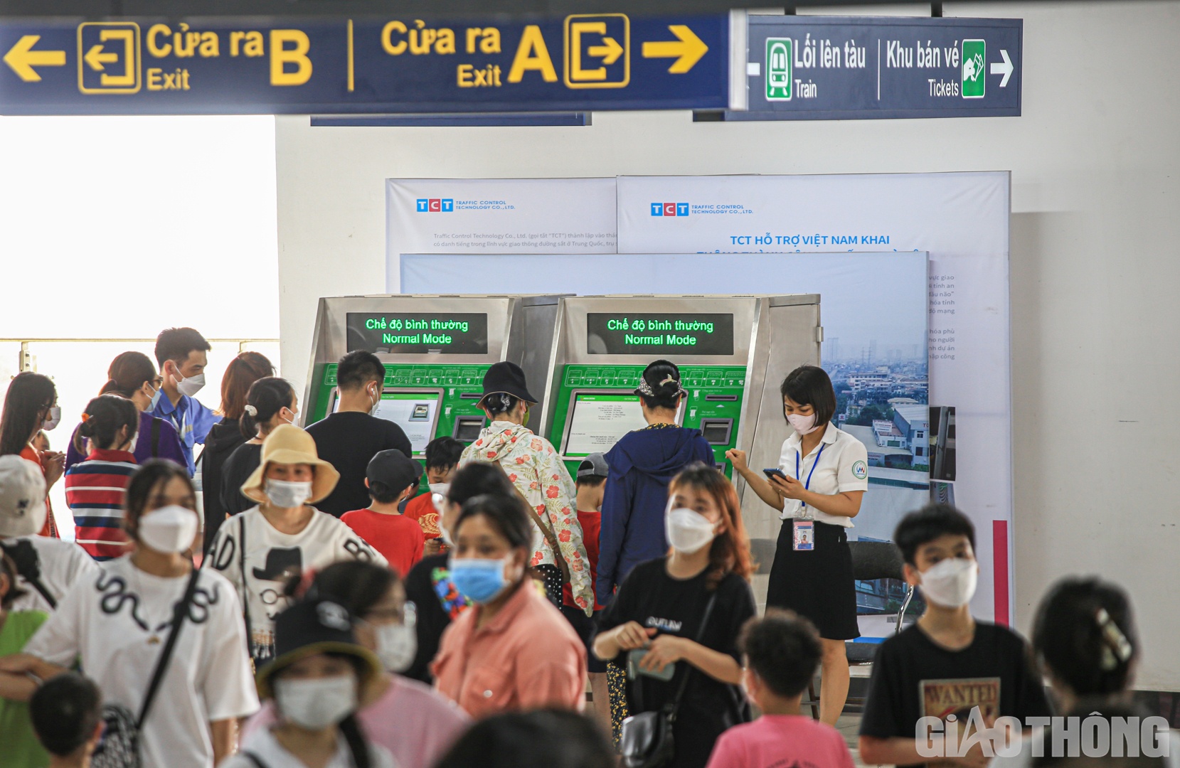 Hệ thống m&aacute;y b&aacute;n v&eacute; tự động trong ng&agrave;y cao điểm được Hanoi Metro bố tr&iacute; th&ecirc;m 2 nh&acirc;n vi&ecirc;n, hướng dẫn thao t&aacute;c cho kh&aacute;ch h&agrave;ng mua v&eacute; lượt.
