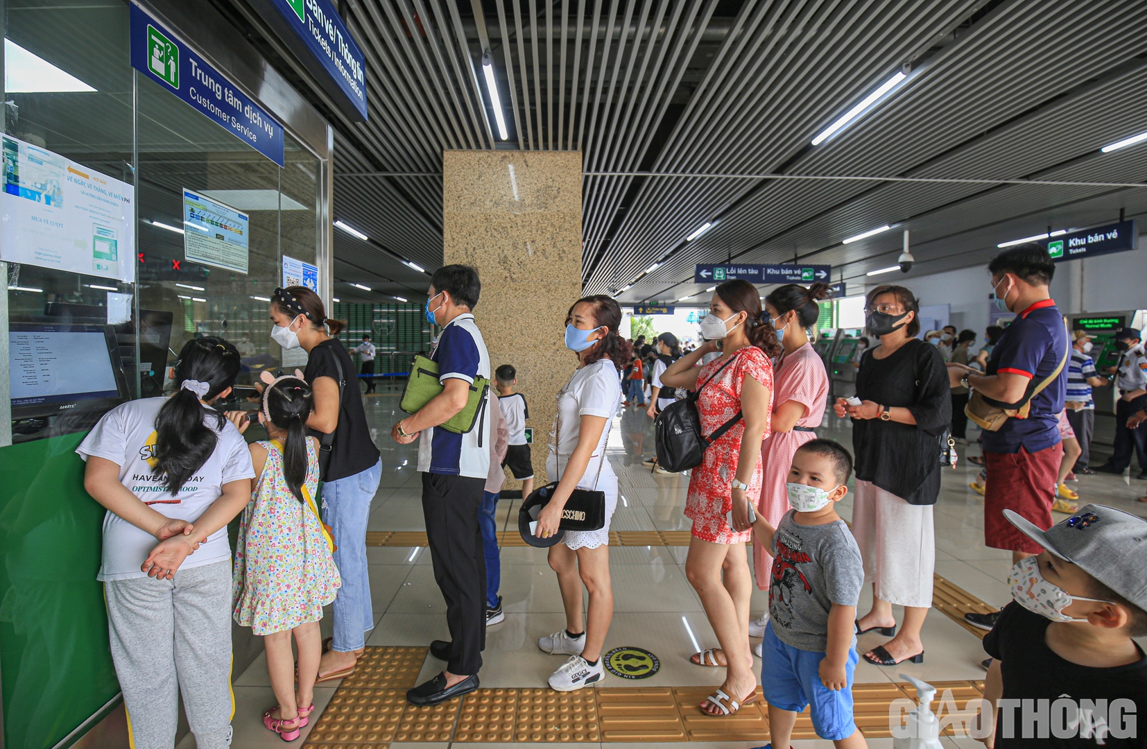 H&agrave;nh kh&aacute;ch thong thả xếp h&agrave;ng chờ mua v&eacute; ng&agrave;y với gi&aacute; 30 ngh&igrave;n đồng/người để thoải m&aacute;i tham quan đi lại qua c&aacute;c ga.