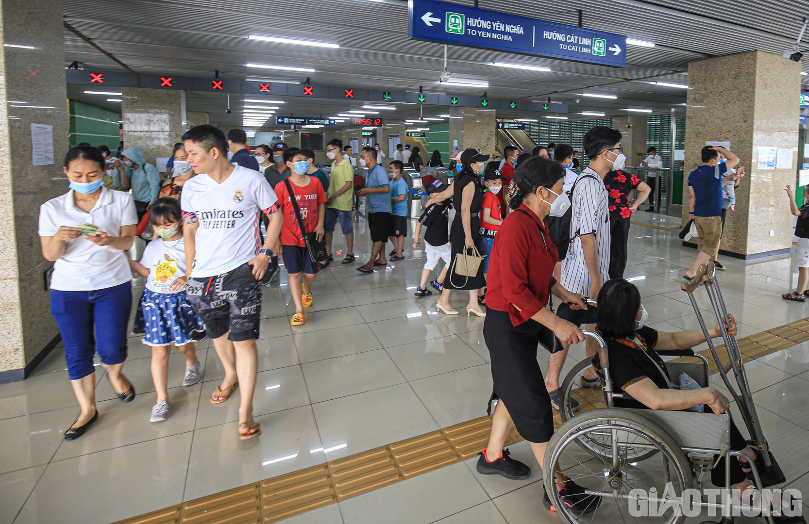 Trong số đ&oacute; c&oacute; cả những h&agrave;nh kh&aacute;ch l&agrave; người khuyết tật được người nh&agrave; đưa đi tham quan.