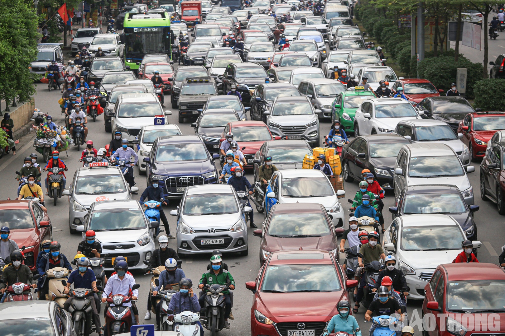 Theo đại diện Thanh tra Sở GTVT H&agrave; Nội, để đảm bảo TTATGT, Thanh tra Sở đ&atilde; l&ecirc;n phương &aacute;n phối hợp li&ecirc;n ng&agrave;nh trực chốt, ph&acirc;n luồng cho c&aacute;c phương tiện di chuyển, kh&ocirc;ng bị &ugrave;n tắc qu&aacute; l&acirc;u. Tại c&aacute;c khu vực bến xe, cửa ng&otilde;, c&aacute;c tuyến đường đều c&oacute; lực lượng chức năng ph&acirc;n luồng, xử l&yacute; sự cố....