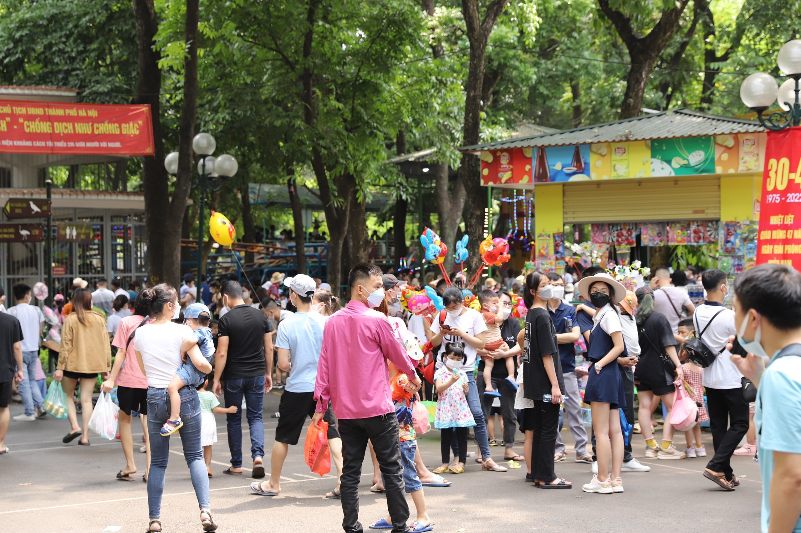 Tại C&ocirc;ng vi&ecirc;n Thủ Lệ (quận Ba Đ&igrave;nh, TP H&agrave; Nội) trong s&aacute;ng nay (30/4) đ&atilde; đ&oacute;n h&agrave;ng chục ngh&igrave;n lượt kh&aacute;ch.