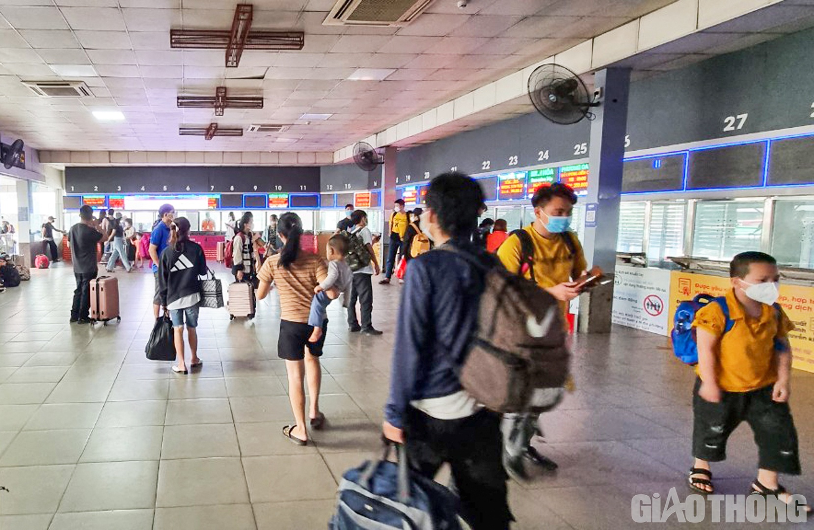 &Ocirc;ng Trịnh Ho&agrave;i Lam - Ph&oacute; gi&aacute;m đốc BX Nước Ngầm cho hay, trong ng&agrave;y cao điểm h&ocirc;m qua, bến xe đ&oacute;n hơn 20 ngh&igrave;n lượt h&agrave;nh kh&aacute;ch.