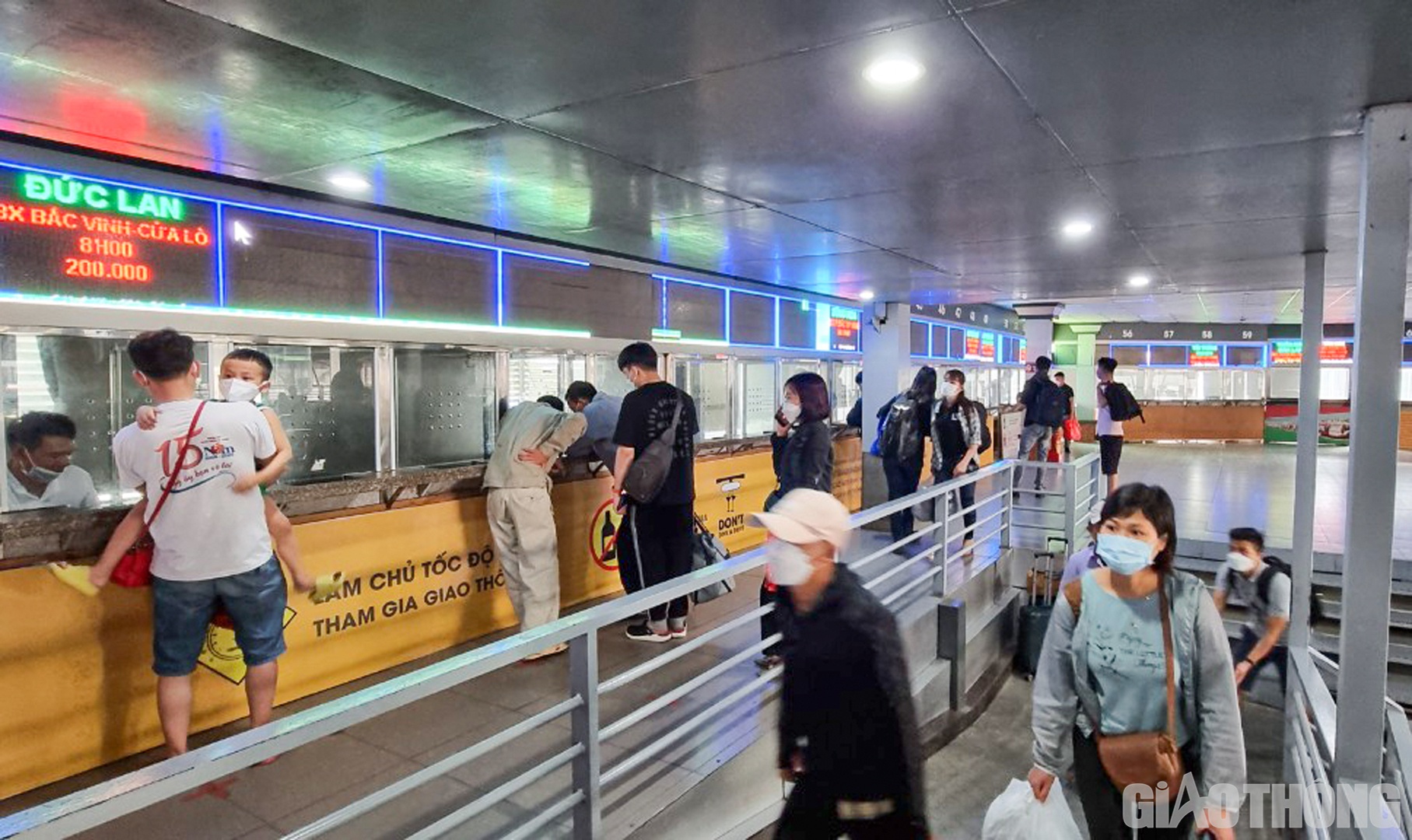 "Ng&agrave;y h&ocirc;m qua, 100% nh&acirc;n vi&ecirc;n bến xe trực xuy&ecirc;n đ&ecirc;m đến 2 - 3h s&aacute;ng mới hết kh&aacute;ch. Từ 6h s&aacute;ng nay kh&aacute;ch tới mua v&eacute; về qu&ecirc; - đ&atilde; "giảm nhiệt" hơn", &ocirc;ng Lam th&ocirc;ng tin.