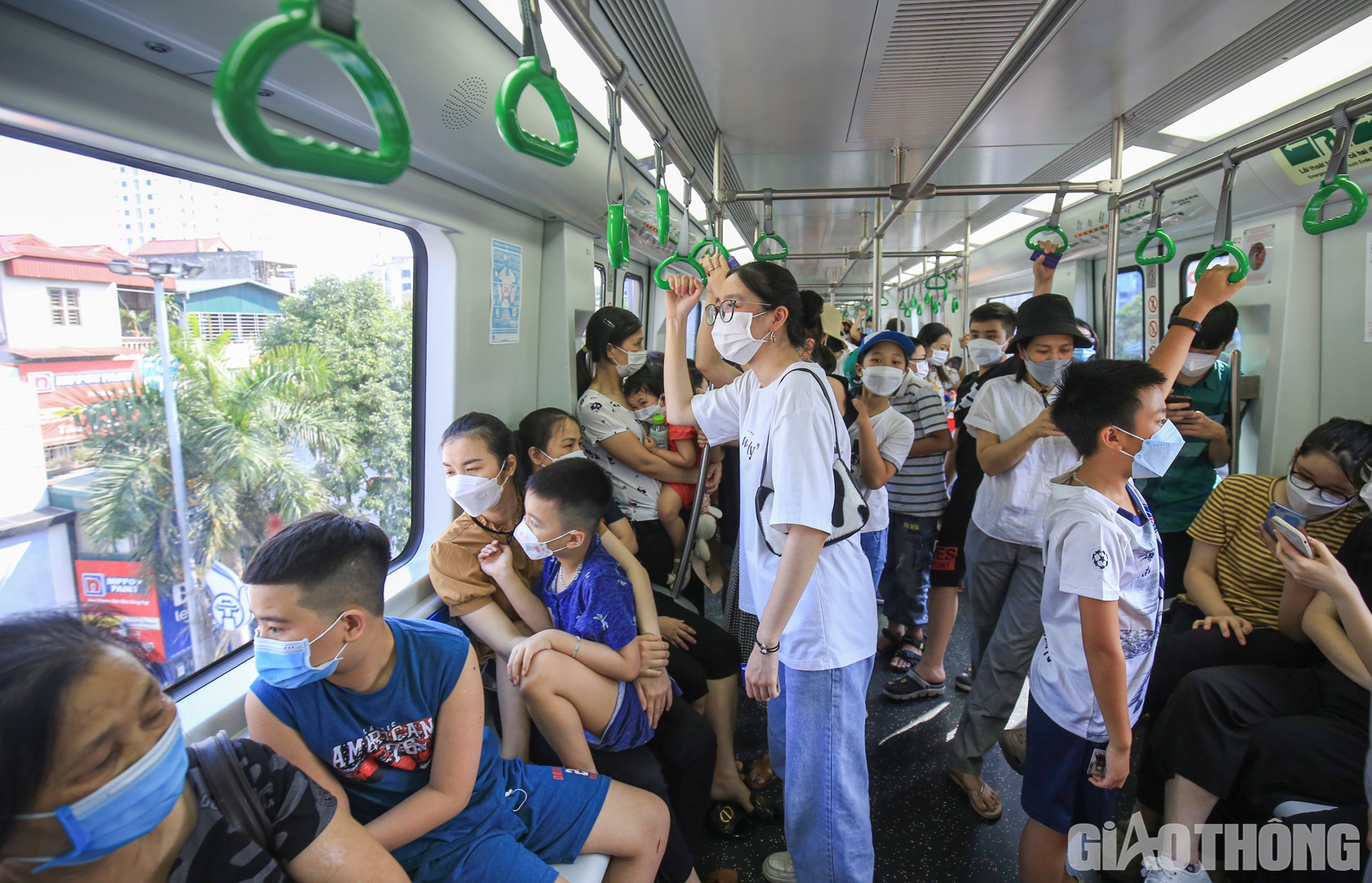 Những chuyến t&agrave;u trong ng&agrave;y đầu nghỉ lễ thường xuy&ecirc;n đ&ocirc;ng kh&aacute;ch nhưng kh&ocirc;ng qu&aacute; tải so với c&ocirc;ng suất thiết kế.