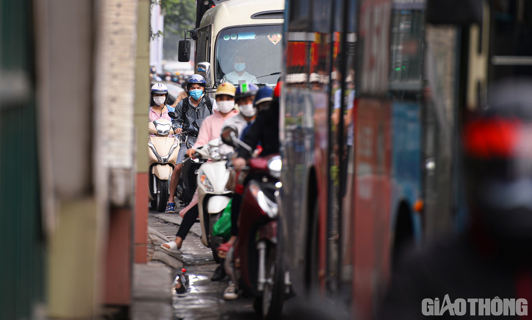 C&aacute;c phương tiện phải nh&iacute;ch từng centim&eacute;t.