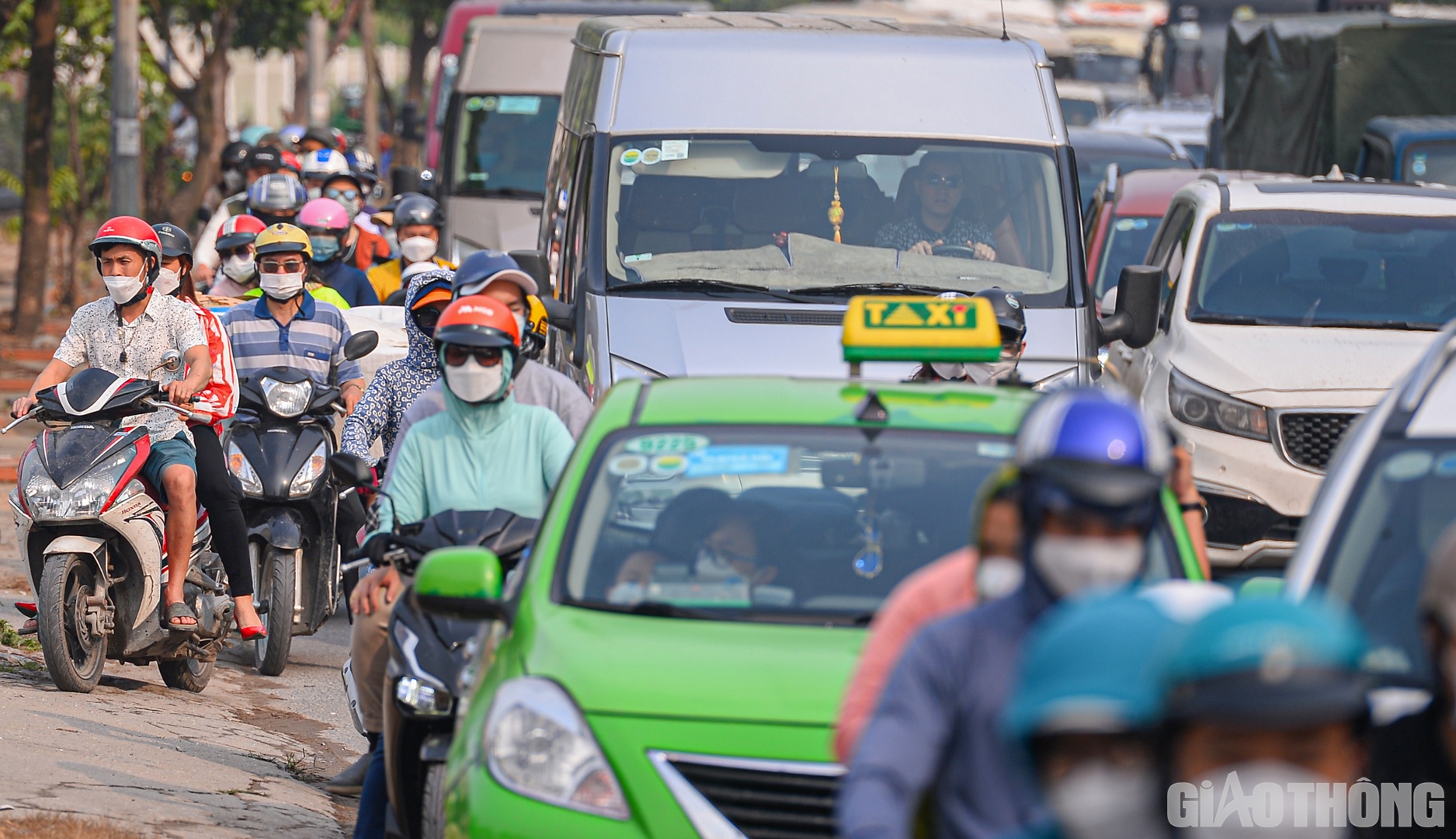 Cảnh tượng &ugrave;n tắc diễn biến phức tạp, những d&ograve;ng &ocirc; t&ocirc;, xe m&aacute;y c&aacute; nh&acirc;n ken cứng tr&ecirc;n đường Nguyễn Xiển l&uacute;c 10h30'.