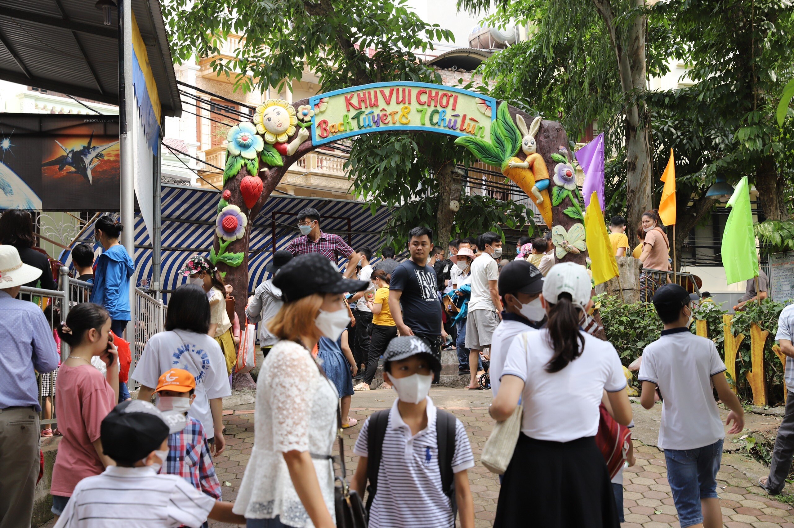 Những khu vui chơi của trẻ em trong C&ocirc;ng vi&ecirc;n Thủ Lệ lu&ocirc;n đ&ocirc;ng người xếp h&agrave;ng đến lượt.