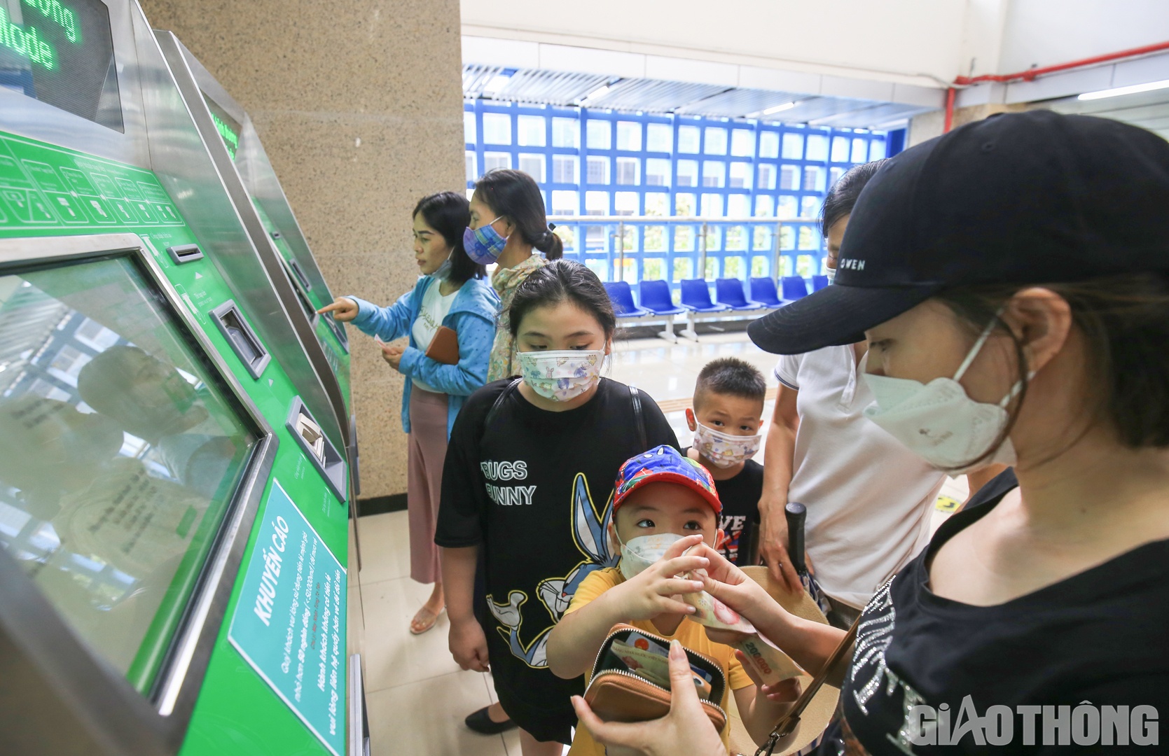 Trao đổi với PV B&aacute;o Giao th&ocirc;ng, &ocirc;ng Vũ Hồng Trường - Tổng Gi&aacute;m đốc C&ocirc;ng ty TNHH MTV Đường sắt H&agrave; Nội (Hanoi Metro) th&ocirc;ng tin, t&iacute;nh đến gần 16h chiều 30/4, đơn vị n&agrave;y đ&atilde; phục vụ gần 23.000 h&agrave;nh kh&aacute;ch. Dự kiến trong ng&agrave;y h&ocirc;m nay lượng kh&aacute;ch đi t&agrave;u c&oacute; thể l&ecirc;n đến 40.000 người.