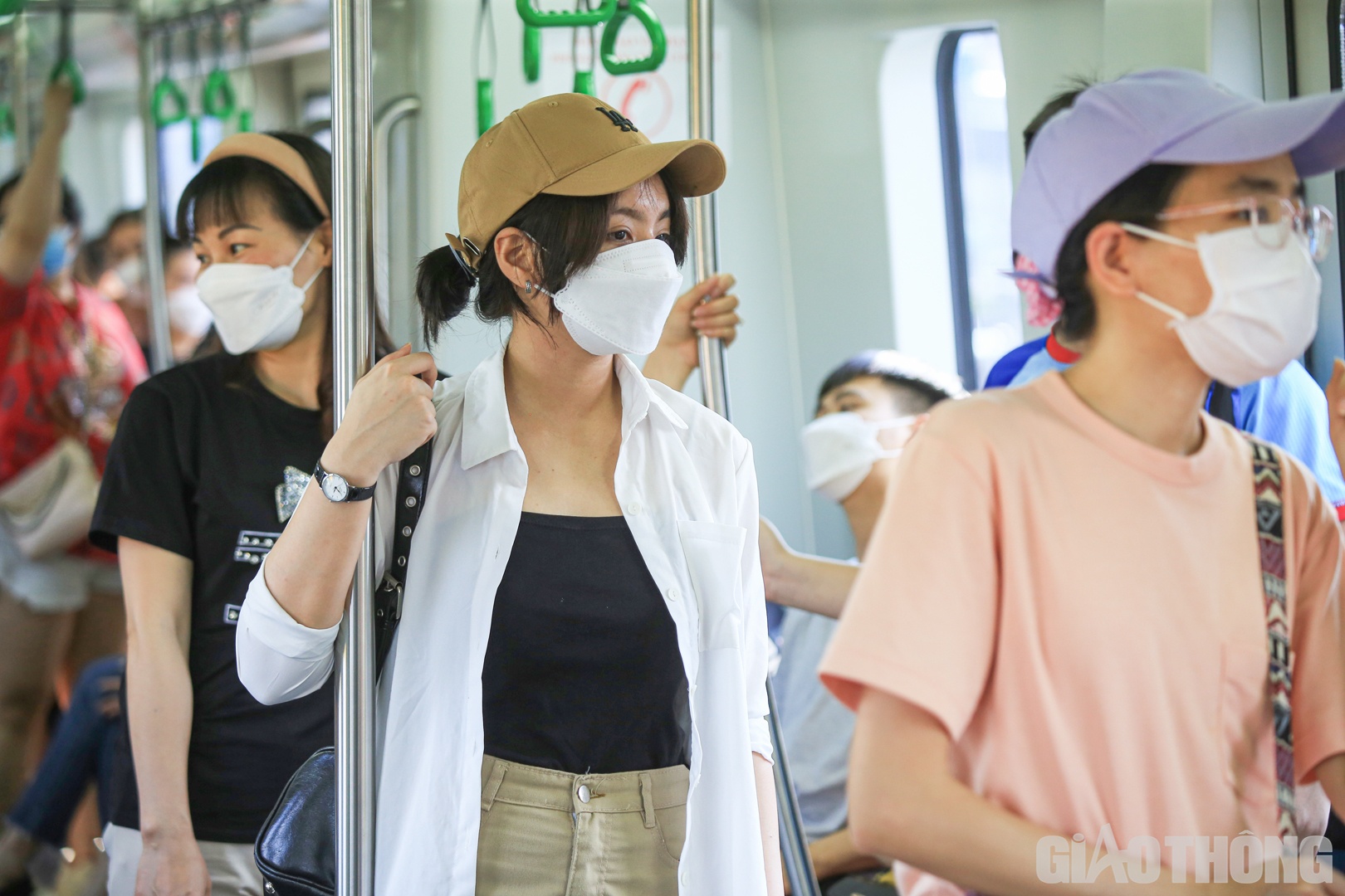 Nhiều thời điểm, c&aacute;c tay nắm đứng cho h&agrave;nh kh&aacute;ch vẫn trống.