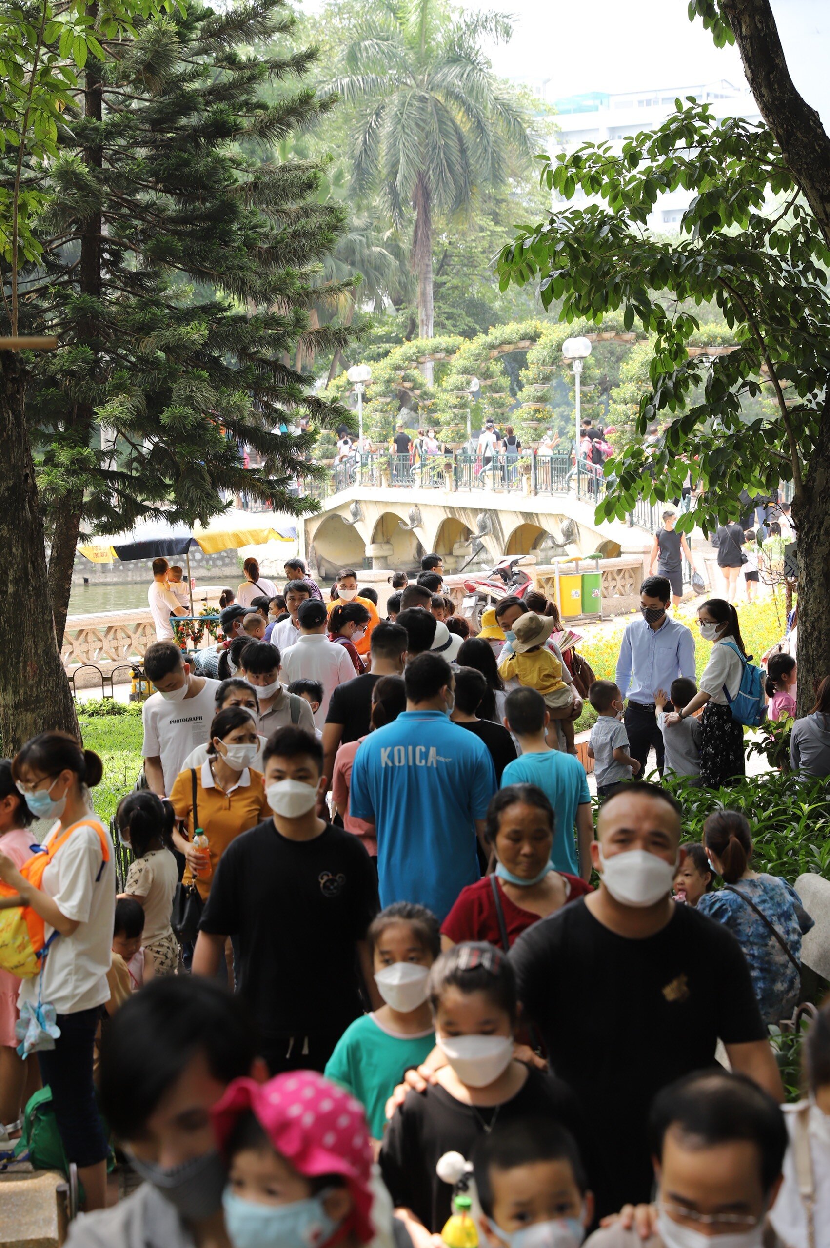 Chị Vũ Hồng Loan cho biết "thời tiết h&ocirc;m nay kh&ocirc;ng qu&aacute; nắng n&oacute;ng n&ecirc;n mọi người đổ về Vườn th&uacute; rất đ&ocirc;ng, kh&ocirc;ng chỉ người sinh sống ở Thủ đ&ocirc; m&agrave; c&ograve;n người ở c&aacute;c tỉnh kh&aacute;c đến".