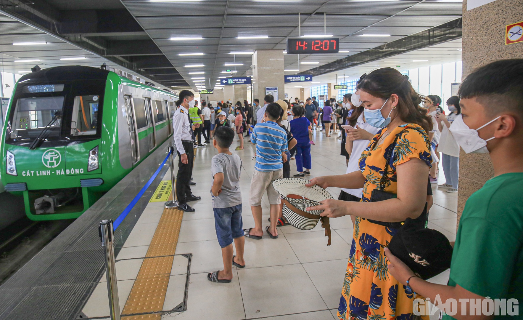 Nh&acirc;n kỳ nghỉ lễ 30/4-1/5, nhiều người d&acirc;n Thủ đ&ocirc; t&igrave;m tới trải nghiệm dịch vụ của t&agrave;u điện tr&ecirc;n cao C&aacute;t Linh - H&agrave; Đ&ocirc;ng. Theo ghi nhận của PV B&aacute;o Giao th&ocirc;ng trong chiều nay (30/4), khu vực ga đầu - cuối C&aacute;t Linh, Y&ecirc;n Nghĩa thu h&uacute;t lượng kh&aacute;ch đi lại đ&ocirc;ng đ&uacute;c.