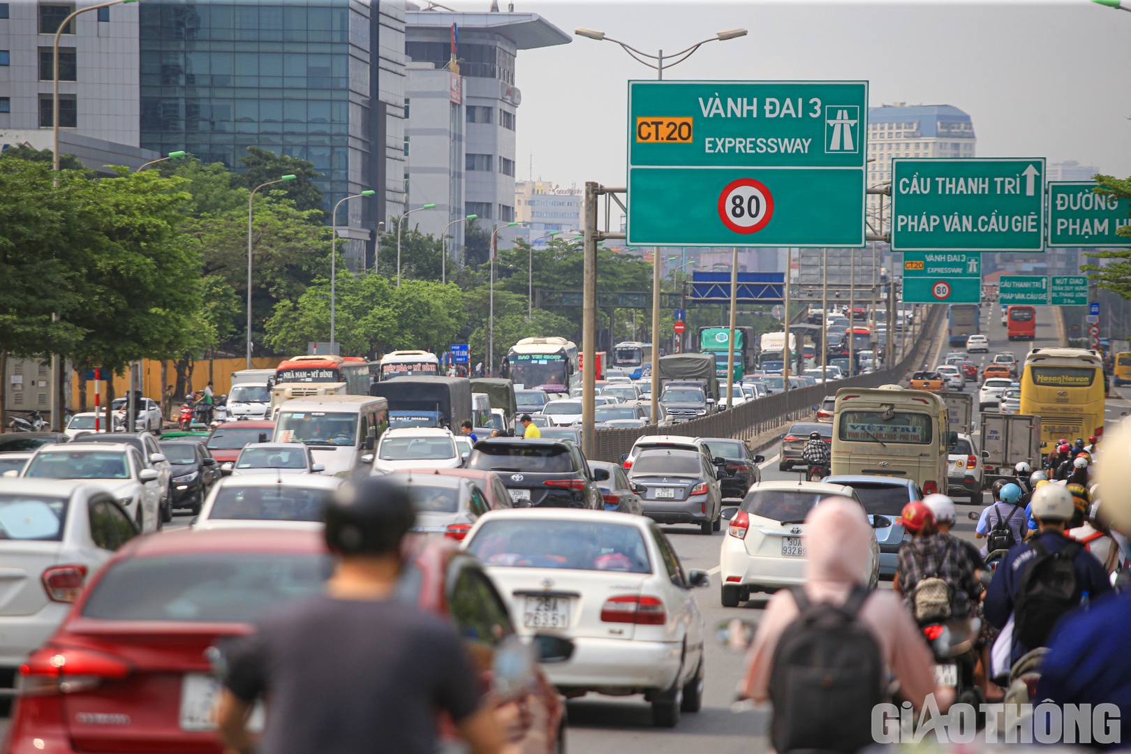 Ph&iacute;a đầu cầu vượt Mai Dịch l&uacute;c 8h30' ken k&iacute;n phương tiện.