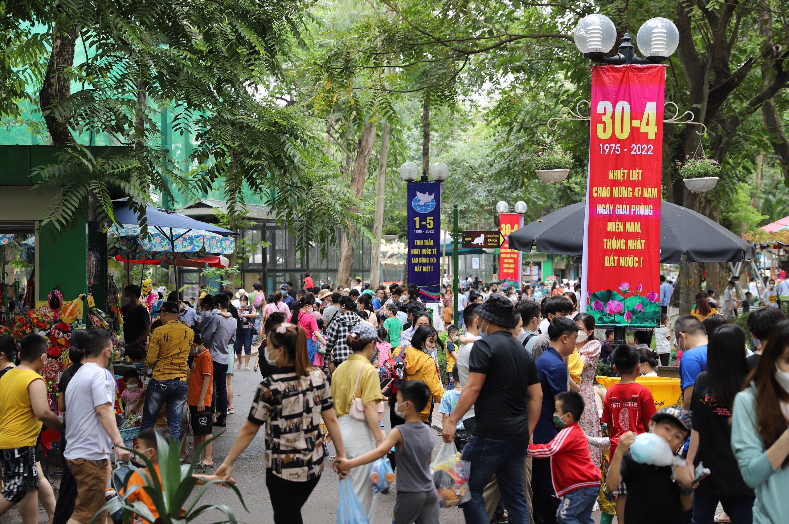 "T&ocirc;i cứ tưởng mọi người về qu&ecirc; hết nhưng kh&ocirc;ng ngờ C&ocirc;ng vi&ecirc;n lại đ&ocirc;ng như thế n&agrave;y", một người đến C&ocirc;ng vi&ecirc;n Thủ Lệ trong s&aacute;ng nay cho biết.