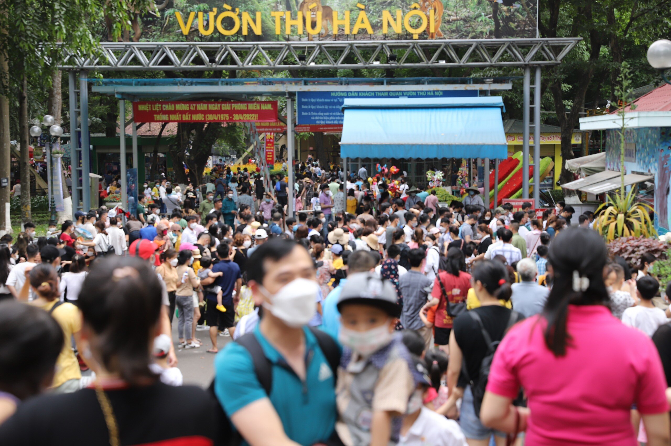 Theo nghi nhận của PV, ngay trong ng&agrave;y nghỉ đầu ti&ecirc;n của kỳ nghỉ 4 ng&agrave;y 30/4 - 1/5, nhiều điểm vui chơi ở H&agrave; Nội đ&ocirc;ng nghịt người.