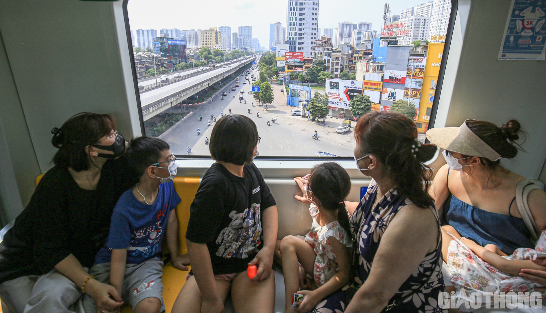 Từ tr&ecirc;n t&agrave;u, h&agrave;nh kh&aacute;ch c&oacute; thể ngắm nh&igrave;n những tuyến đường, cảnh đẹp của Thủ đ&ocirc;.