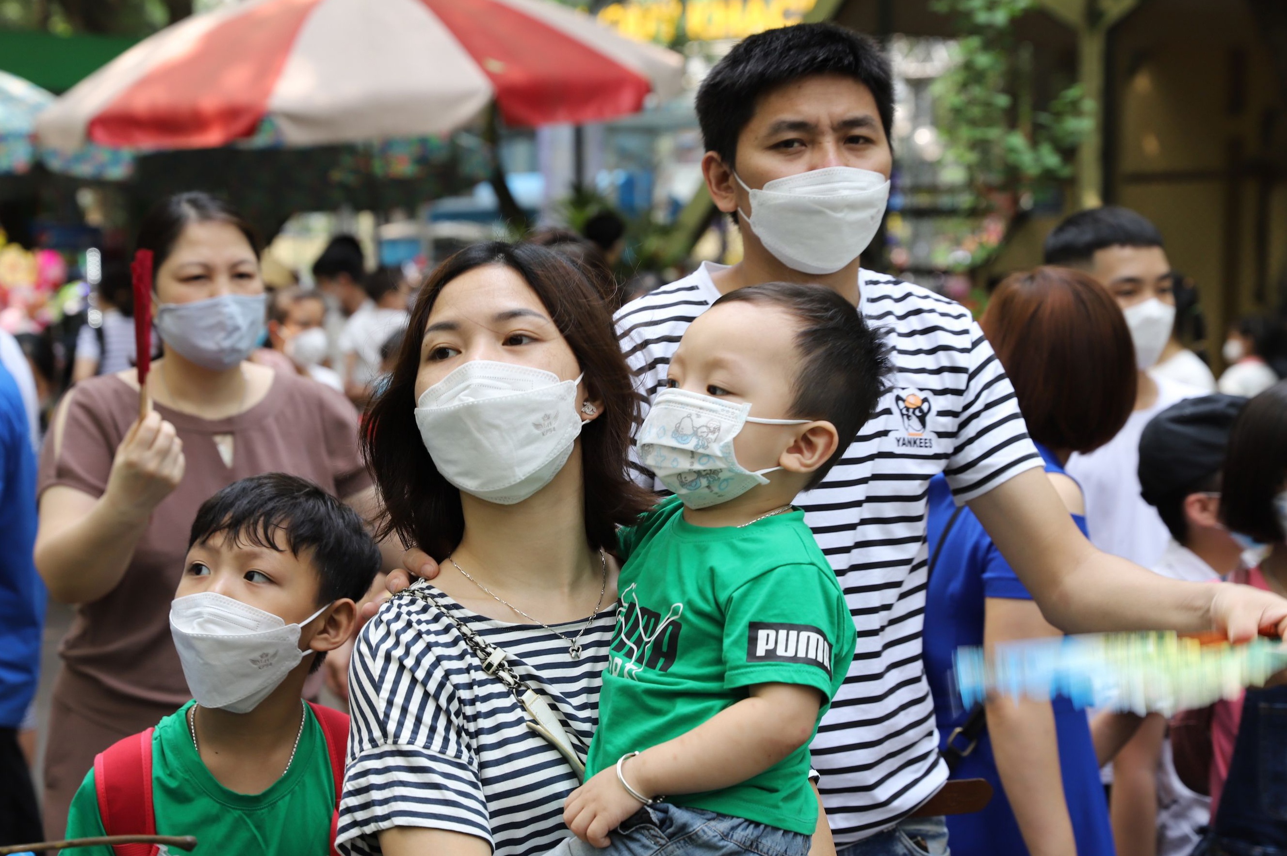 Rất nhiều gia đ&igrave;nh đ&atilde; đưa con nhỏ đến thăm quan Vườn th&uacute; tại H&agrave; Nội.