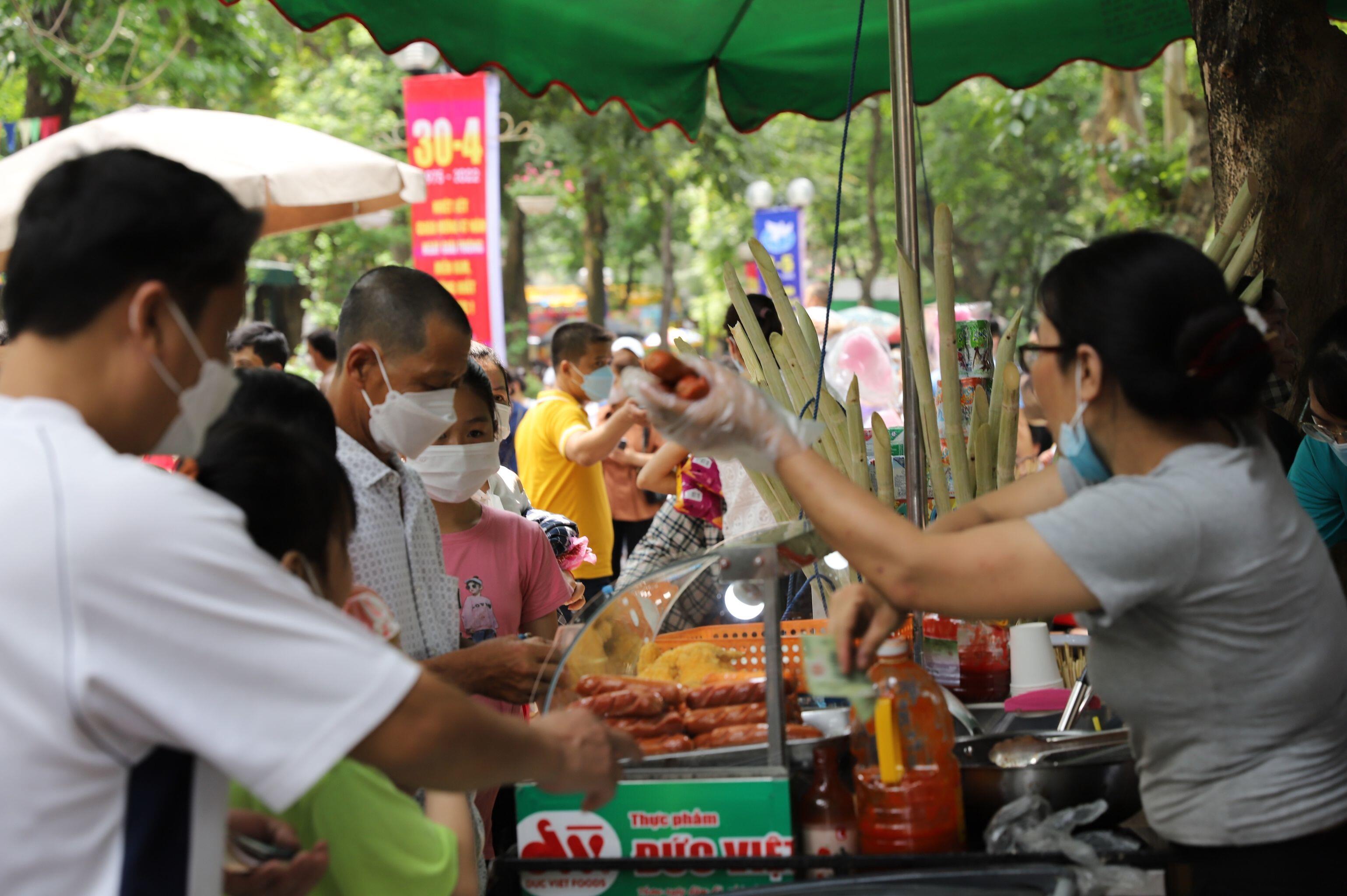 Nhiều cửa h&agrave;ng b&aacute;n đồ ăn tại đ&acirc;y - người b&aacute;n "mỏi tay" phục vụ người d&acirc;n v&igrave; kh&aacute;ch qu&aacute; đ&ocirc;ng.