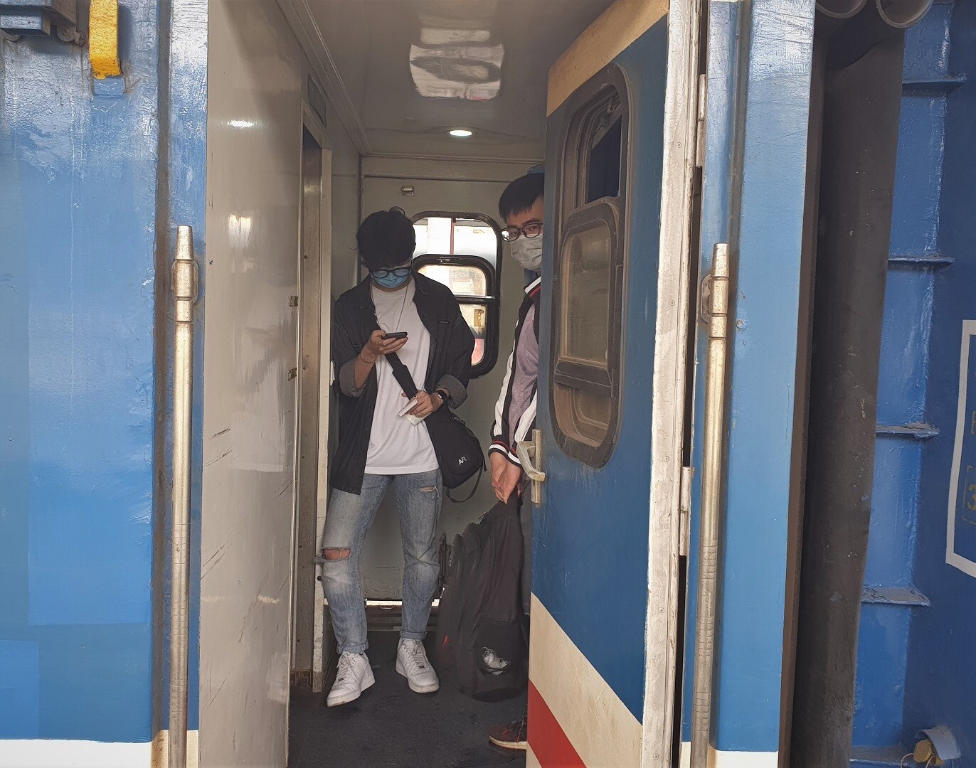 T&agrave;u LP3 xuất ph&aacute;t l&uacute;c 9h17 đ&atilde; k&iacute;n phương &aacute;n chỗ với khoảng 1.000 h&agrave;nh kh&aacute;ch. Nhiều h&agrave;nh kh&aacute;ch kh&ocirc;ng mua được v&eacute; ngồi ch&iacute;nh thức, phải mua v&eacute; phụ ghế nhựa ở đầu toa xe.