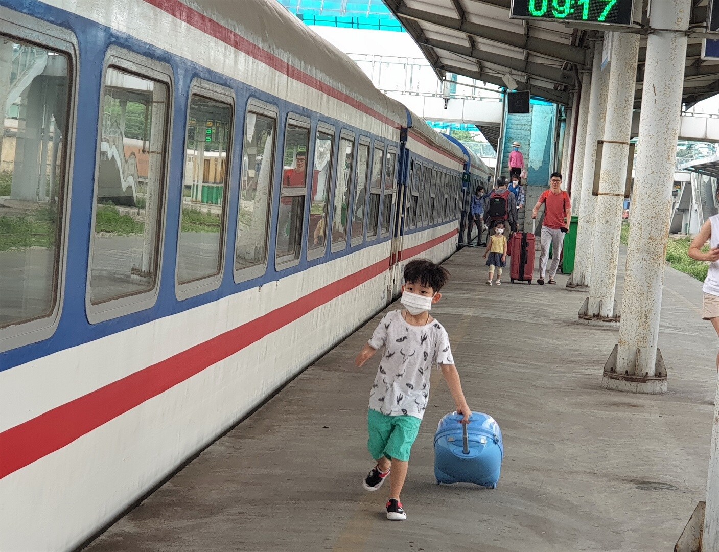 S&aacute;ng nay, tại ga H&agrave; Nội đ&atilde; xuất ph&aacute;t 3 chuyến t&agrave;u: t&agrave;u SE7 đi TP.HCM, t&agrave;u HP1 v&agrave; t&agrave;u tăng cường LP9 đi Hải Ph&ograve;ng. C&aacute;c chuyến t&agrave;u đều k&iacute;n chỗ, nhất l&agrave; t&agrave;u Hải Ph&ograve;ng. Ảnh: Em b&eacute; vui sướng được bố mẹ cho đi chơi bằng t&agrave;u.
