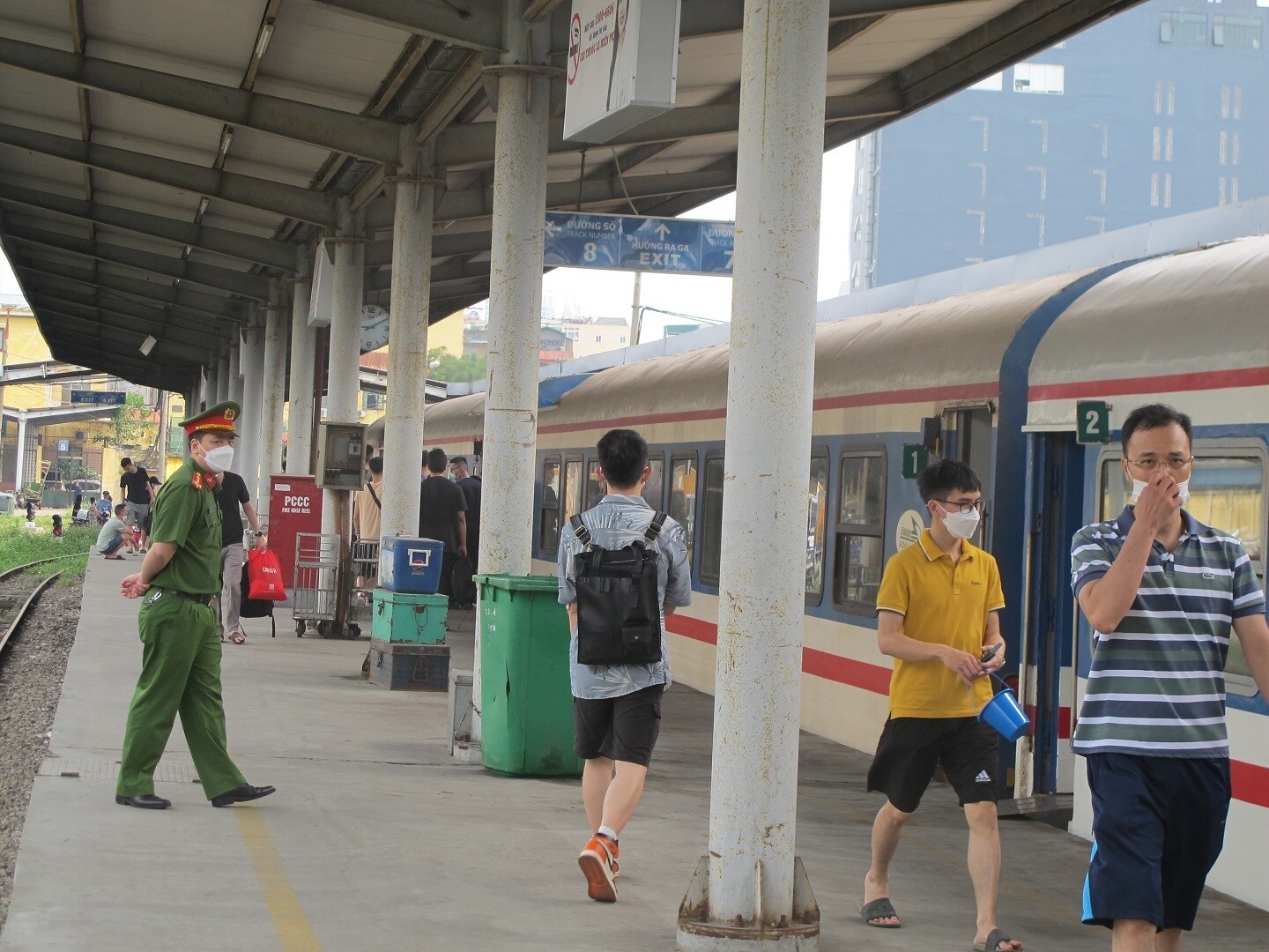 C&ocirc;ng ty CP Vận tải đường sắt H&agrave; Nội cho biết, hiện c&aacute;c chuyến t&agrave;u xuất ph&aacute;t h&ocirc;m nay tại ga H&agrave; Nội hầu như đ&atilde; k&iacute;n chỗ, chủ yếu l&agrave; kh&aacute;ch đi đường ngắn.