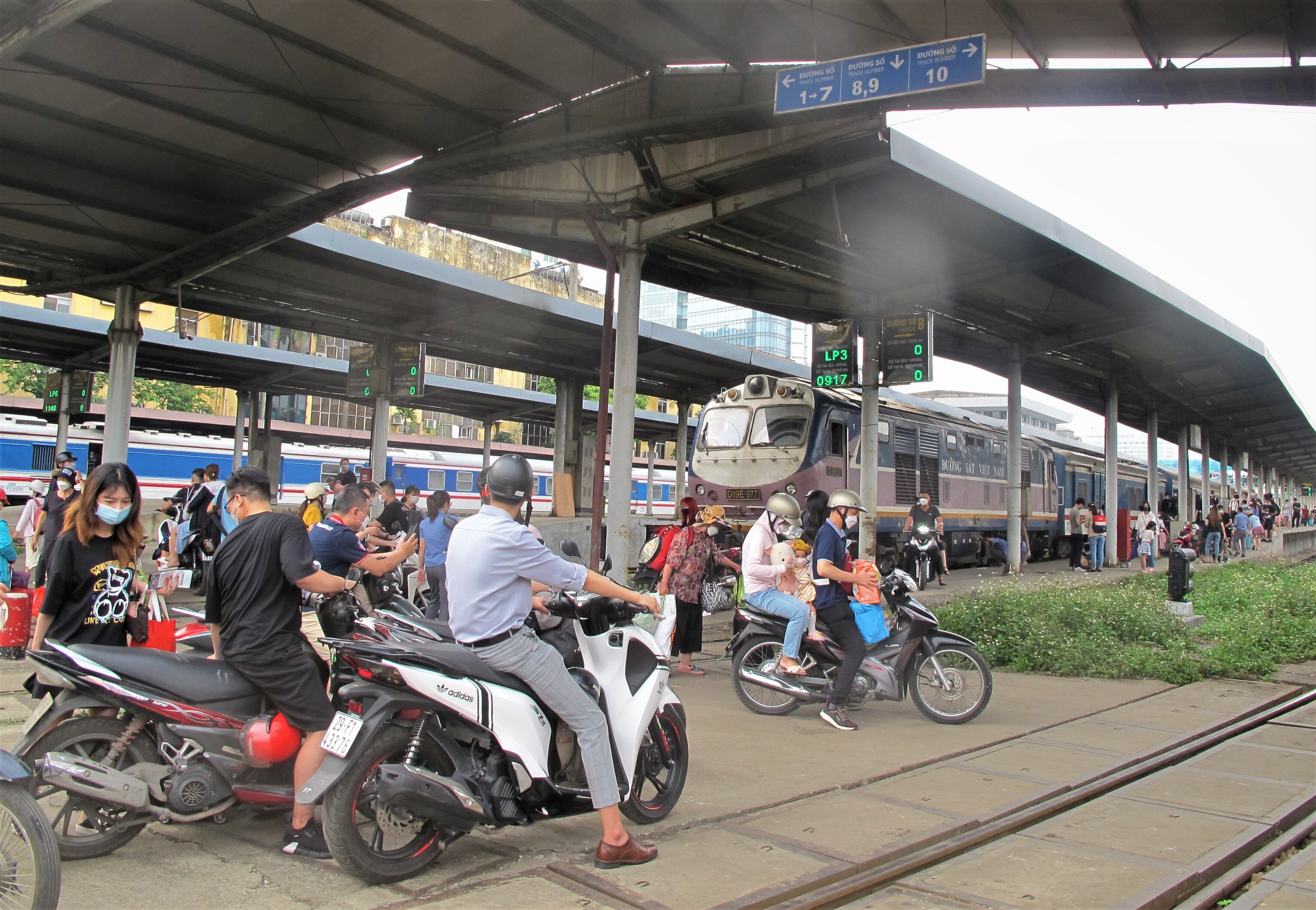 Kh&ocirc;ng chỉ t&agrave;u đi, t&agrave;u về ga H&agrave; Nội cũng rất đ&ocirc;ng kh&aacute;ch. Như chuyến t&agrave;u LP2 từ Hải Ph&ograve;ng về ga H&agrave; Nội s&aacute;ng nay cũng gần 1.000 kh&aacute;ch. Rất đ&ocirc;ng h&agrave;nh kh&aacute;ch gửi xe m&aacute;y theo t&agrave;u để di chuyển khi đến H&agrave; Nội. Ảnh: H&agrave;nh kh&aacute;ch t&agrave;u LP2 nhận lại xe m&aacute;y, chuẩn bị ra ga.