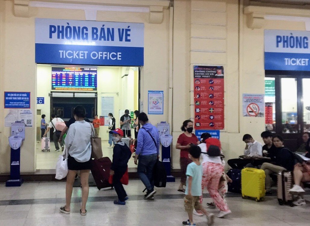 Tuy nhi&ecirc;n, h&agrave;nh kh&aacute;ch thực sự đ&ocirc;ng phải v&agrave;o tối qua (29/4) tại ga H&agrave; Nội. Từ chuyến t&agrave;u SE3 xuất ph&aacute;t đầu ti&ecirc;n l&uacute;c 19h25 đến hơn 23h00, c&oacute; khoảng 10 chuyến t&agrave;u, chuyến n&agrave;o cũng k&iacute;n phương &aacute;n chỗ. Ảnh: H&agrave;nh kh&aacute;ch đổ về ga đi t&agrave;u.