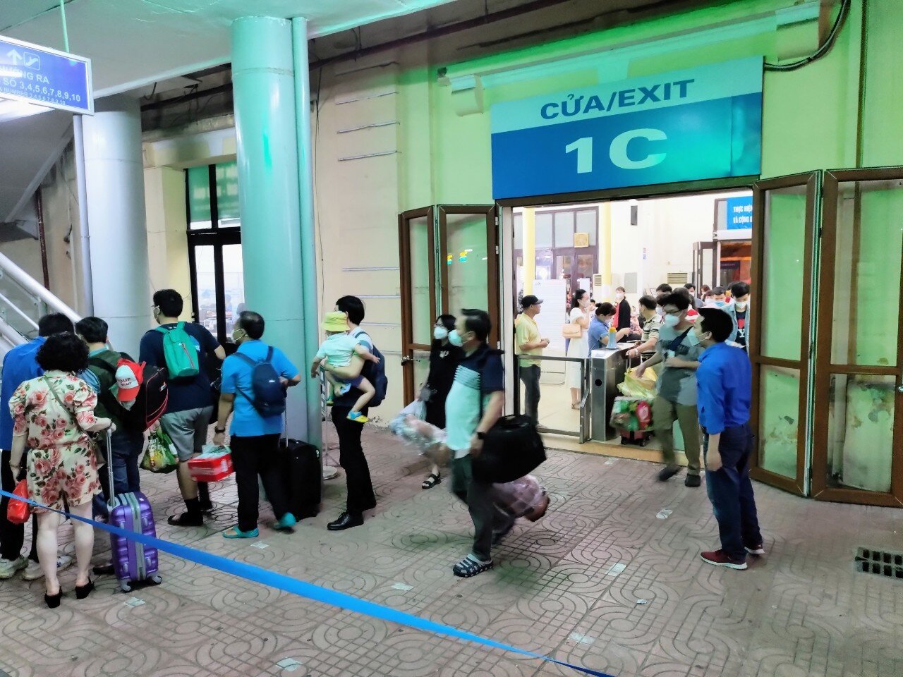 Tổng c&ocirc;ng ty Đường sắt VN cho biết, ngo&agrave;i 3 đ&ocirc;i t&agrave;u kh&aacute;ch Thống nhất chạy h&agrave;ng ng&agrave;y giữa H&agrave; Nội - TP.HCM, từ ng&agrave;y 28/4 đến 3/5, đường sắt tổ chức hơn 160 chuyến t&agrave;u khu đoạn tr&ecirc;n c&aacute;c tuyến. Ảnh: H&agrave;nh kh&aacute;ch di chuyển l&ecirc;n cầu đường bộ trong ga đến ke ga đi t&agrave;u.