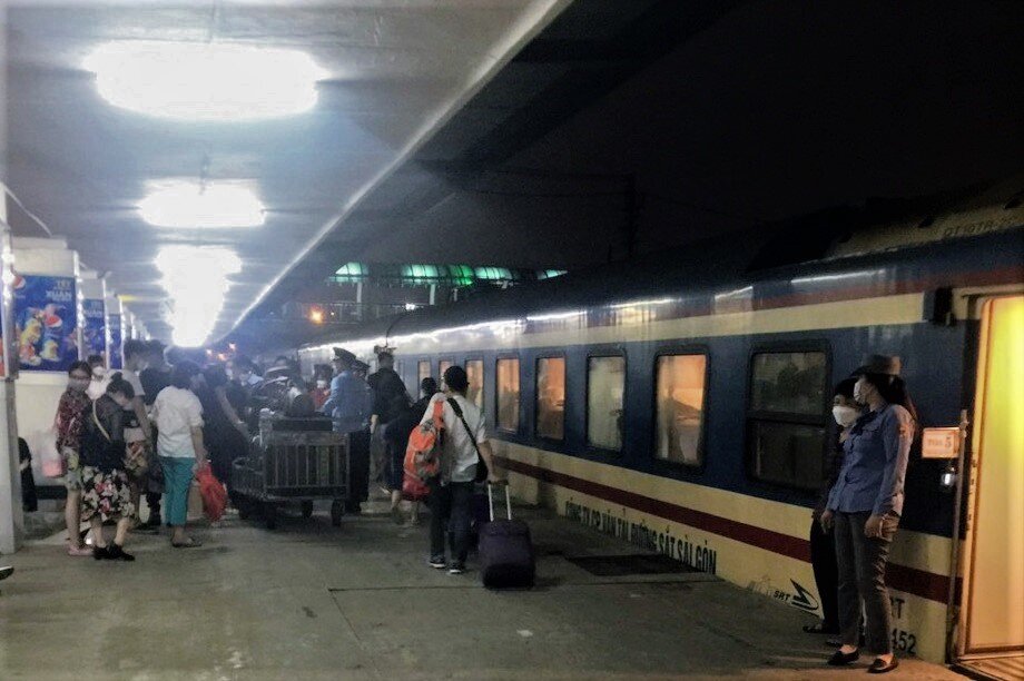 Đến nay, c&aacute;c chuyến t&agrave;u c&aacute;c ng&agrave;y cao điểm 2 v&agrave; 3/5 hầu như đ&atilde; hết v&eacute;. C&aacute;c chuyến t&agrave;u xuất ph&aacute;t c&aacute;c ng&agrave;y c&ograve;n lại, lượng v&eacute; cũng kh&ocirc;ng c&ograve;n nhiều. Ảnh: Ke ga H&agrave; Nội đ&ocirc;ng k&iacute;n kh&aacute;ch.