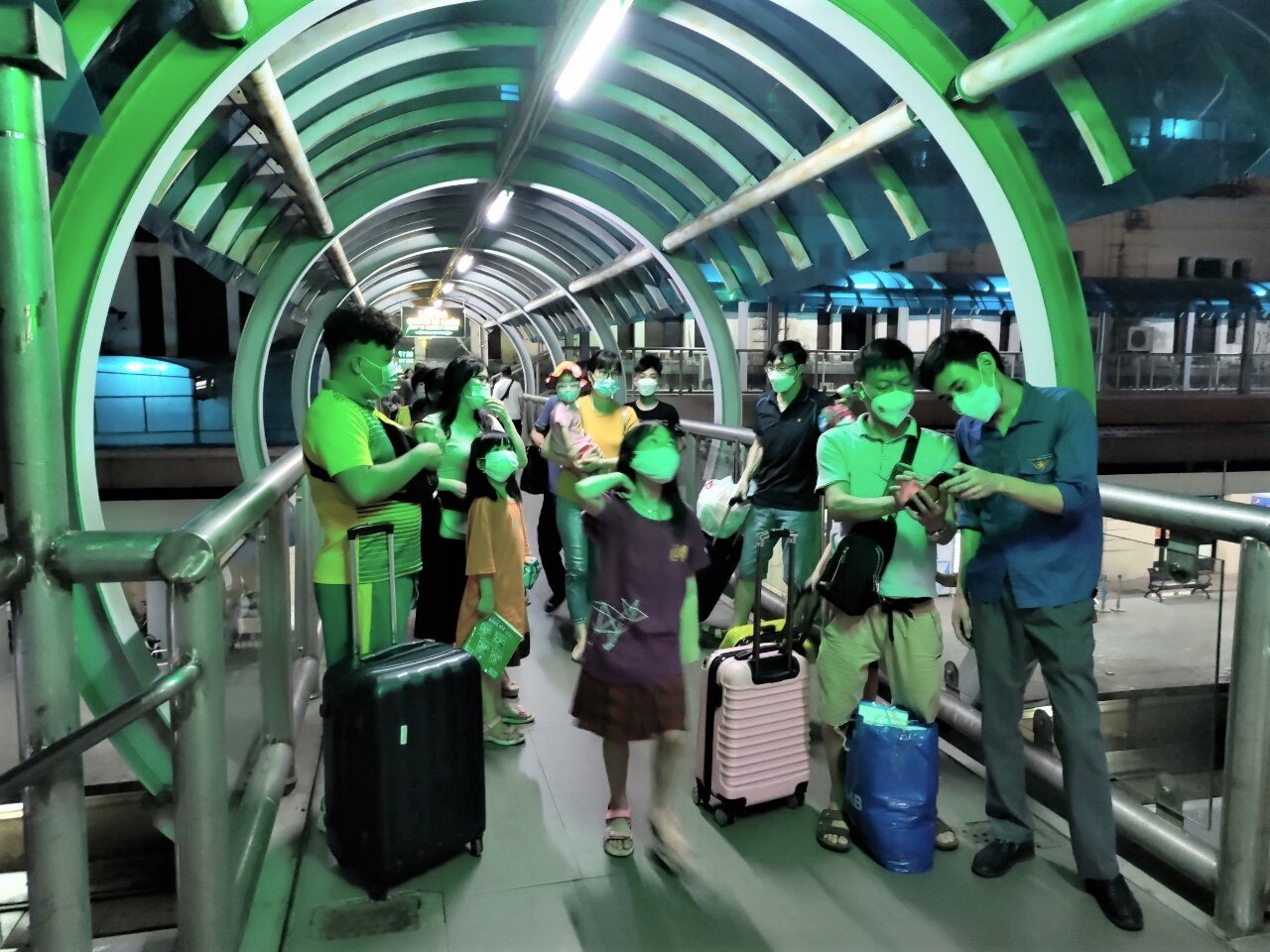 Kh&aacute;ch đ&ocirc;ng, c&aacute;c đơn vị đường sắt phải điều động c&aacute;c đoan vi&ecirc;n thanh ni&ecirc;n t&igrave;nh nguyện hướng dẫn, hỗ trợ h&agrave;nh kh&aacute;ch.
