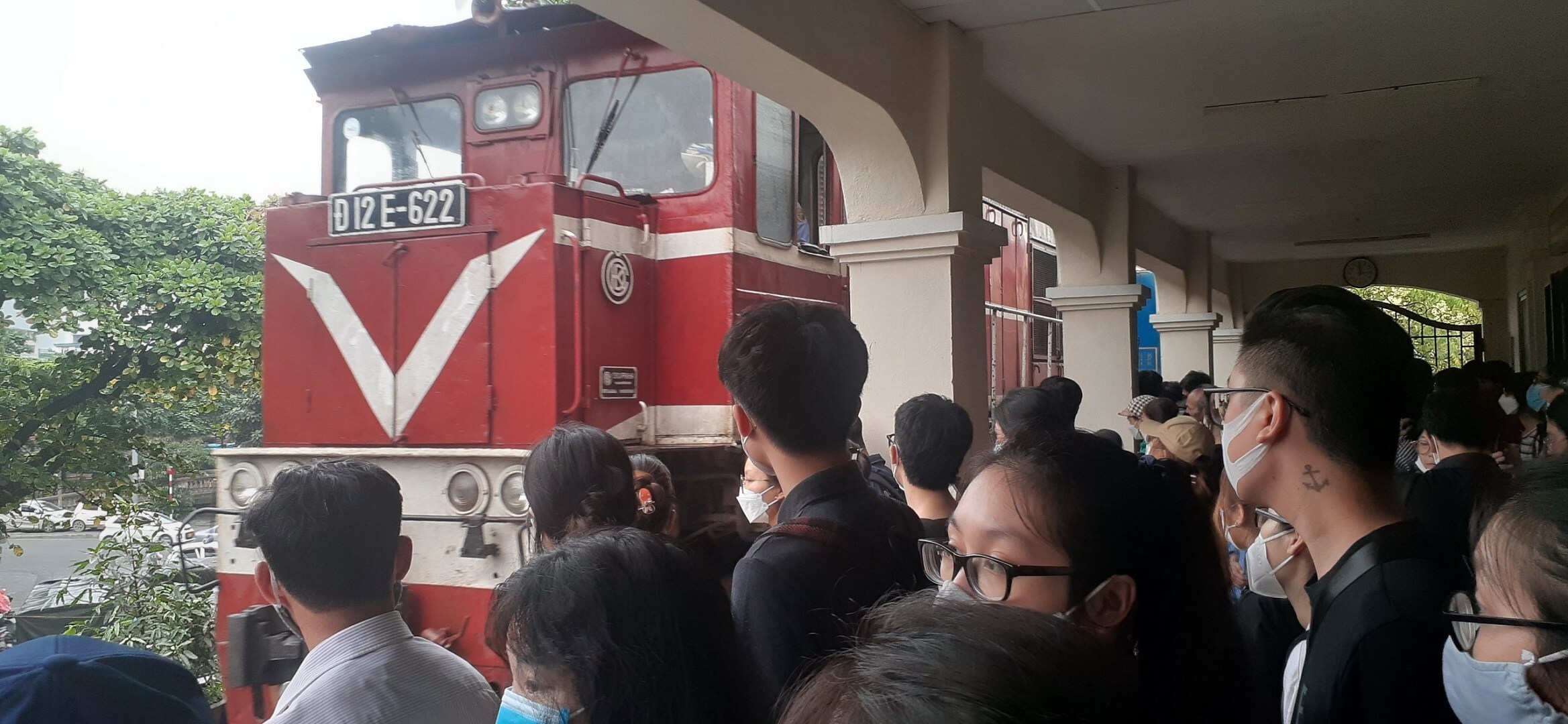 Nhiều h&agrave;nh kh&aacute;ch ra cả h&agrave;nh lang ph&ograve;ng đợi ga Long Bi&ecirc;n, chờ t&agrave;u đến.