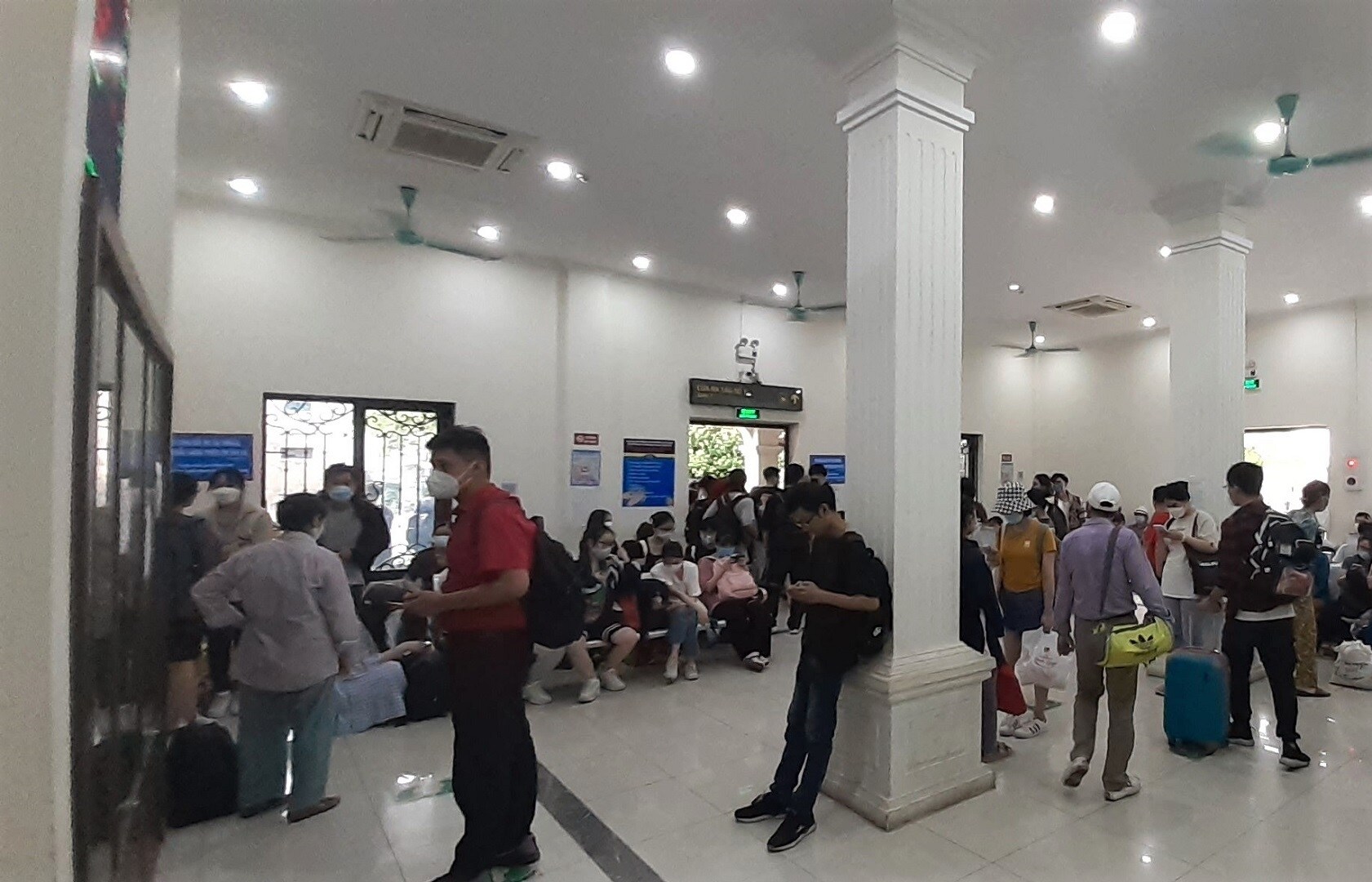 C&aacute;c chuyến t&agrave;u đi Hải Ph&ograve;ng v&agrave;o dịp lễ được đ&oacute;n kh&aacute;ch tại ga H&agrave; Nội, sau đ&oacute; tiếp tục đ&oacute;n kh&aacute;ch tại ga Long Bi&ecirc;n. Ga Long Bi&ecirc;n cũng rất đ&ocirc;ng kh&aacute;ch l&ecirc;n t&agrave;u. Ảnh: Ph&ograve;ng đợi đ&ocirc;ng kh&aacute;ch đợi t&agrave;u.