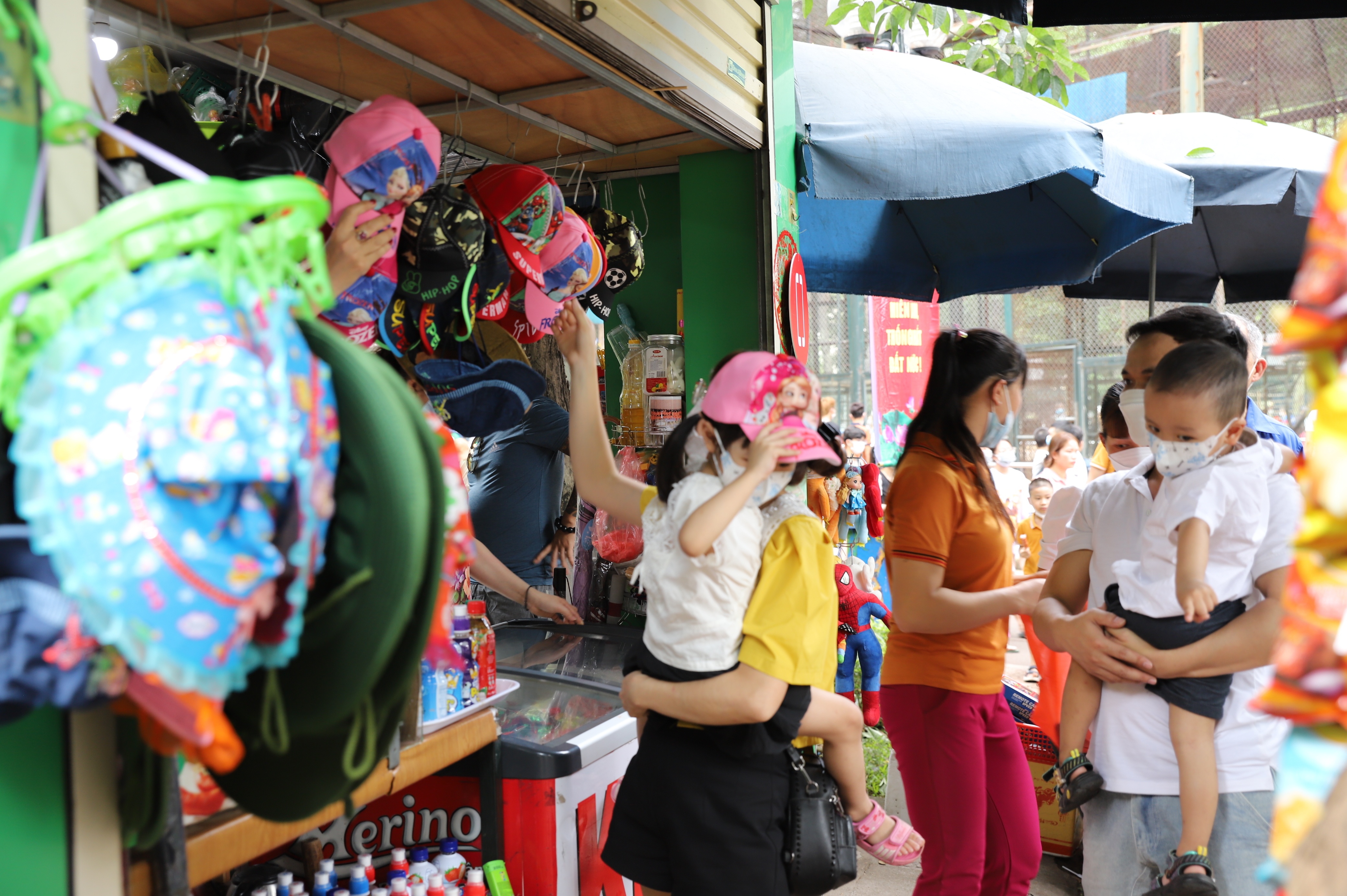 Cửa h&aacute;ng b&aacute;n đồ lưu niệm, mũ, n&oacute;n cũng tấp nập.