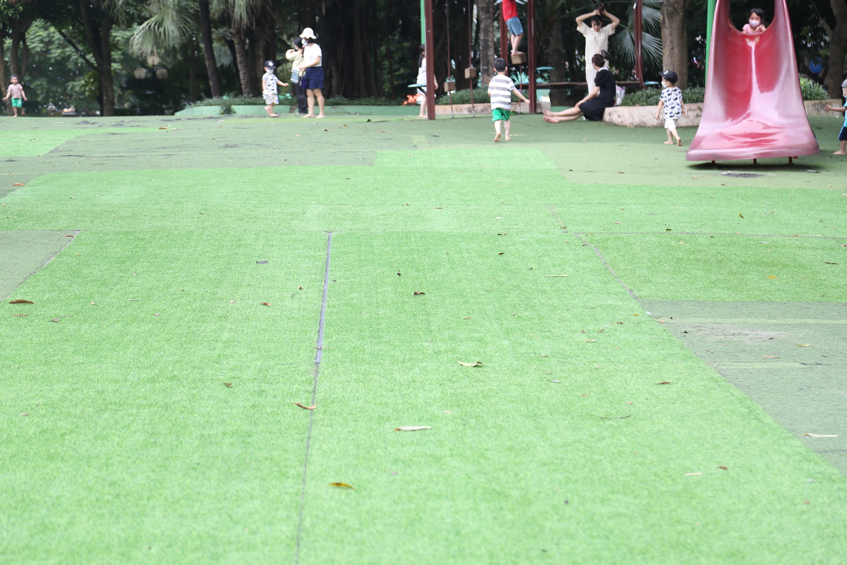 Ghi nhận thực tế s&aacute;ng 30/4 cho thấy, tại khu vực đồi cỏ nh&acirc;n tạo, những mảng cỏ bị bong tr&oacute;c ở c&ocirc;ng vi&ecirc;n Cầu Giấy đ&atilde; được thay mới.