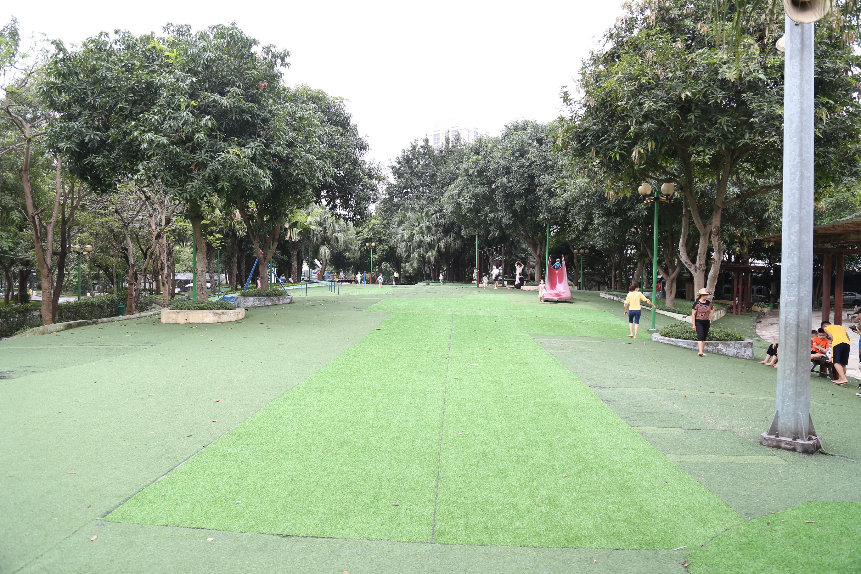 Sau khi B&aacute;o Giao th&ocirc;ng phản &aacute;nh hiện tượng một số hạng mục của c&ocirc;ng vi&ecirc;n Cầu Giấy (quận Cầu Giấy, TP H&agrave; Nội) xuống cấp, c&aacute;c đơn vị chức năng đ&atilde; v&agrave;o cuộc sửa chữa, cải tạo nhằm đảm bảo an to&agrave;n cho người d&acirc;n khi vui chơi tại đ&acirc;y.