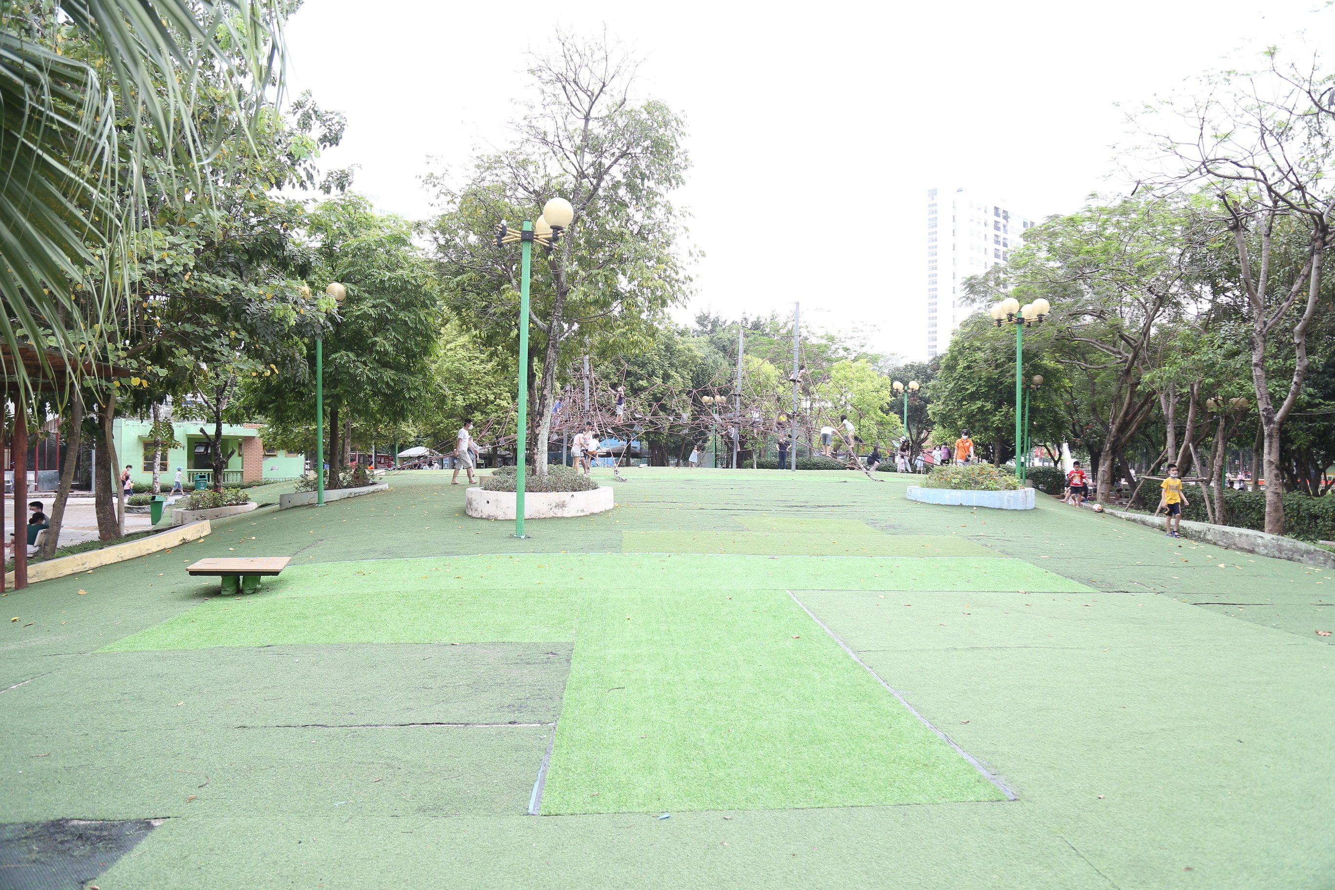 Nhiều người d&acirc;n cũng cho biết, khi những thảm cỏ được sửa chữa th&igrave; trẻ em c&oacute; th&ecirc;m kh&ocirc;ng gian để vui chơi, kh&ocirc;ng c&ograve;n phải "n&eacute;" những mảng cỏ bong tr&oacute;c để tr&aacute;nh trầy xước ch&acirc;n như trước đ&acirc;y.