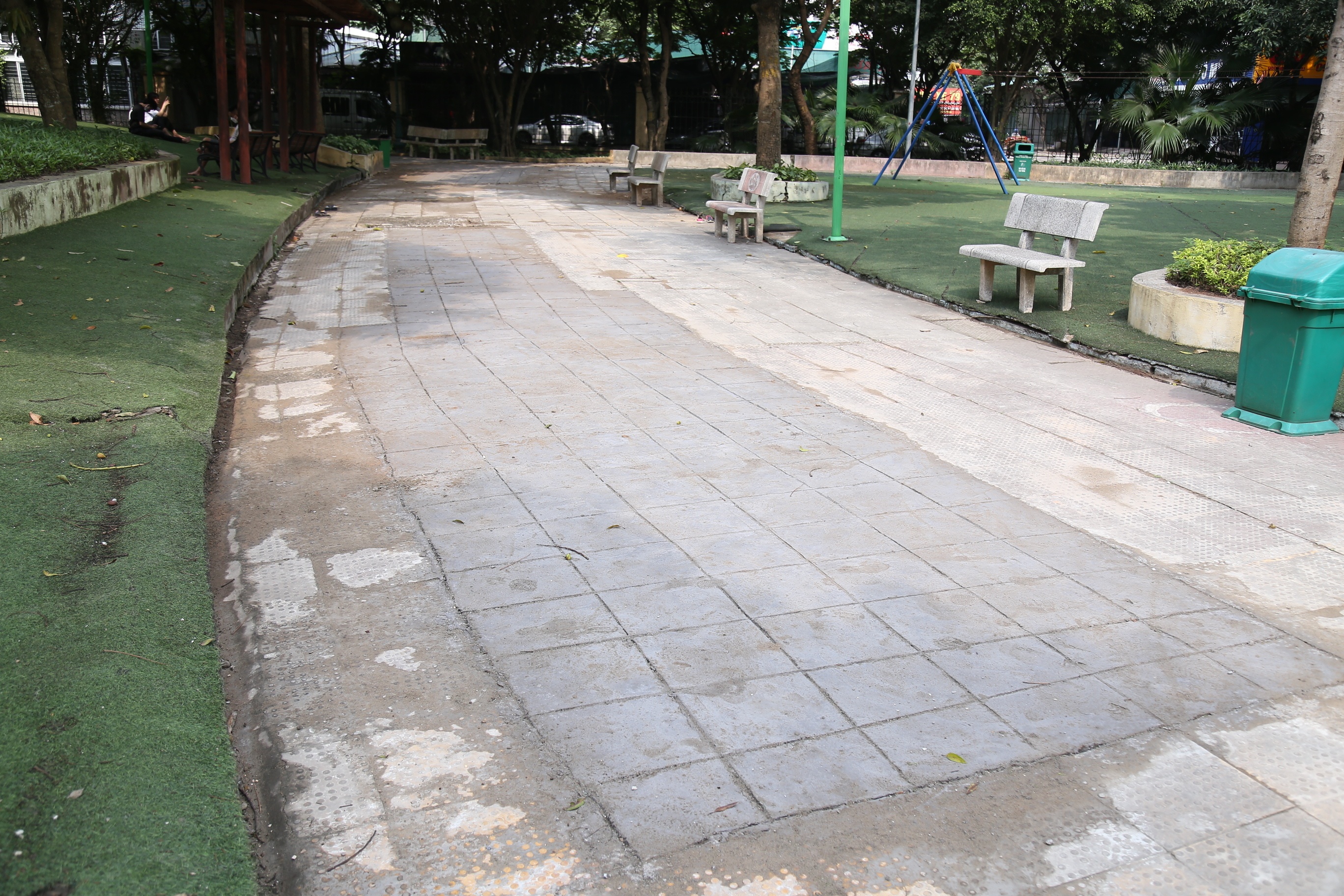 Đường bao quanh đồi cỏ nh&acirc;n tạo cũng được sửa chữa để bảo đảm an to&agrave;n cho người d&acirc;n khi chạy bộ, đi lại qua đ&acirc;y.