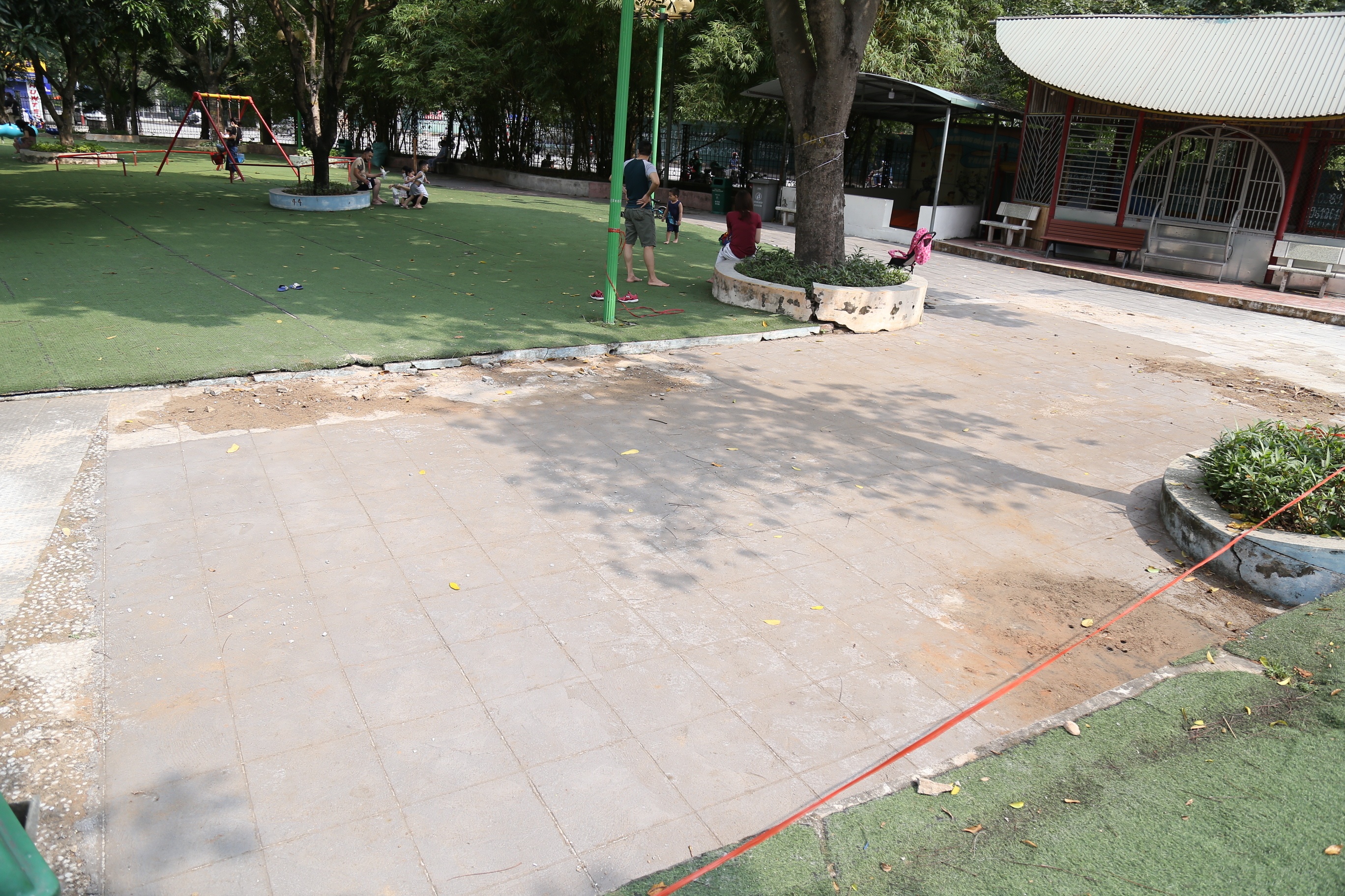 "Việc sửa chữa đường quanh đồi cỏ nh&acirc;n tạo vừa xong c&aacute;ch đ&acirc;y mấy h&ocirc;m. Ch&uacute;ng t&ocirc;i thấy phấn khởi, v&igrave; kh&ocirc;ng c&ograve;n cảnh lo sợ bị chấn thương khi chạy bộ qua đ&acirc;y như trước", &ocirc;ng Nguyễn Văn Long - người d&acirc;n hay đến c&ocirc;ng vi&ecirc;n Cầy Giấy cho hay.