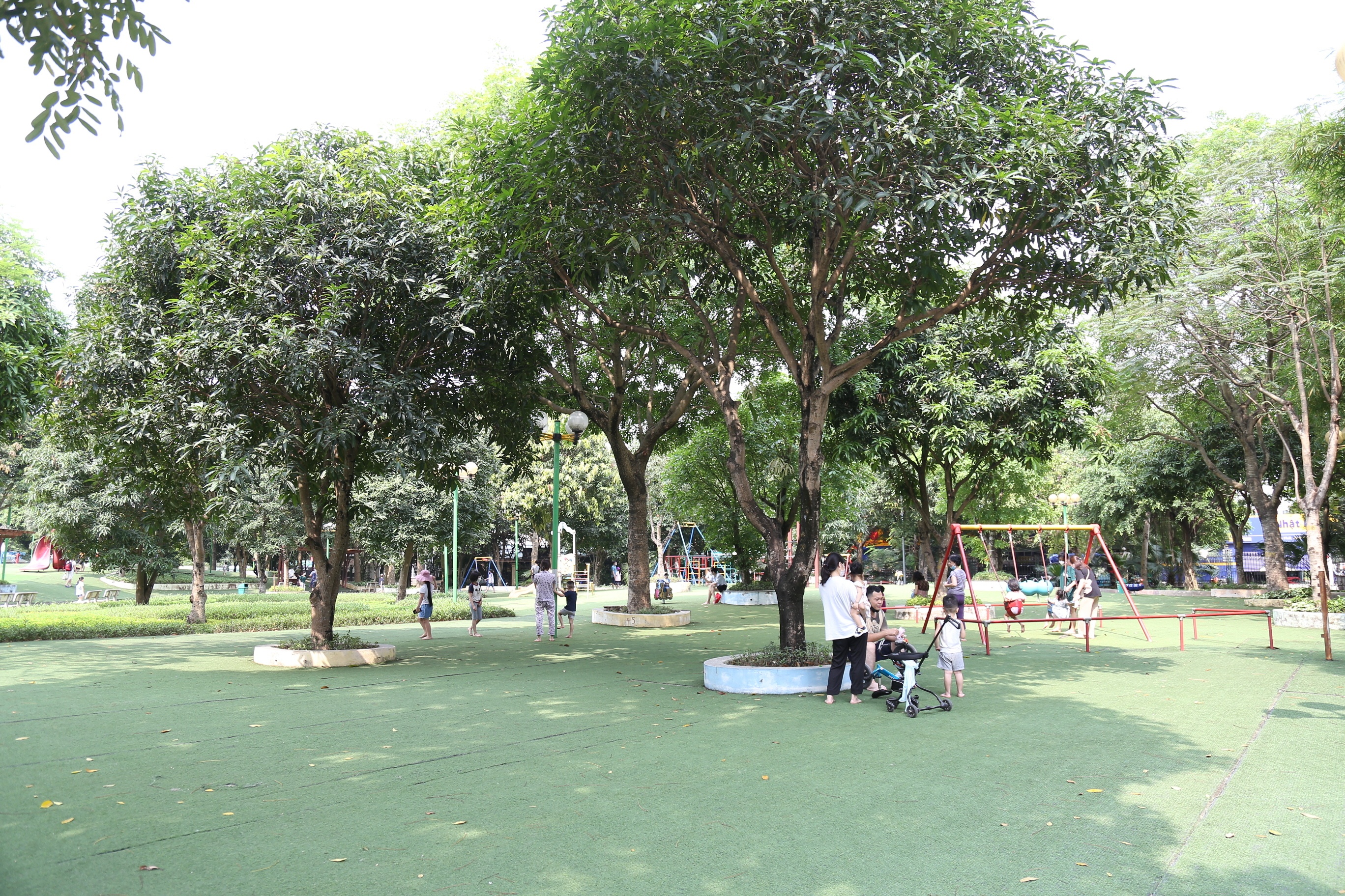 "Sau khi nhận được phản &aacute;nh từ người d&acirc;n v&agrave; cơ quan b&aacute;o ch&iacute; ch&uacute;ng t&ocirc;i đ&atilde; thực hiện việc sửa chữa một số hạng mục để phục vụ người d&acirc;n đến vui chơi an to&agrave;n", &ocirc;ng Hưng n&oacute;i.